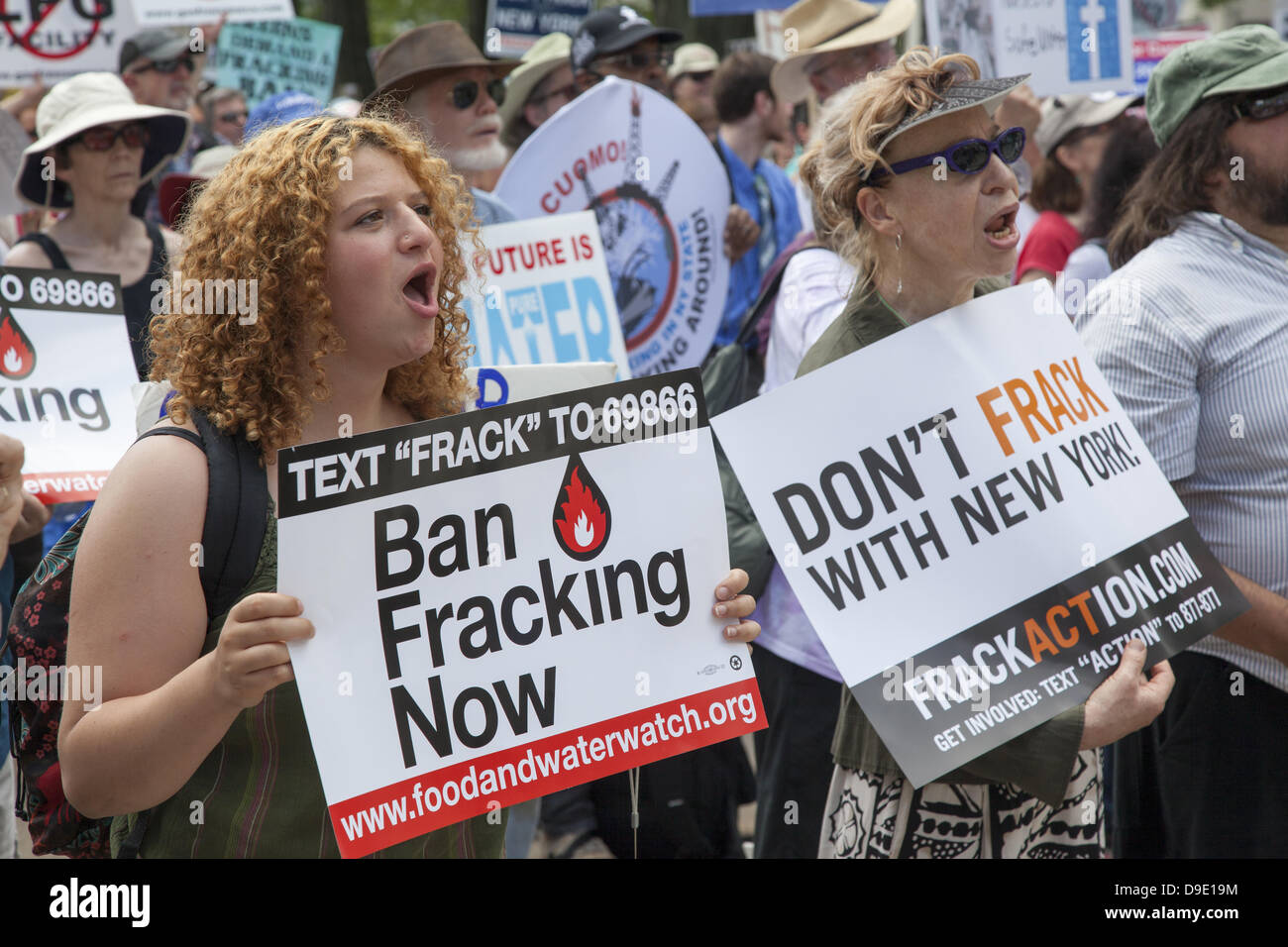 New York, Stati Uniti d'America. Giugno 17, 2013: migliaia di persone scese in NY State Capitol di tutto per dire Gov. Andrew Cuomo il divieto di fratturazione idraulica (FRACKING) e fare buoni per il suo impegno per l'energia sostenibile ad essere una priorità per la sua amministrazione. L'anti-fracking circolazione aumenta di giorno in giorno come la verità circa i pericoli di fracking emergono e che il gas è un breve spazio di fermata per il futuro fabbisogno energetico di America e che fracking è una sporca e tecnologia distruttiva. Credito: David Grossman/Alamy Live News Foto Stock