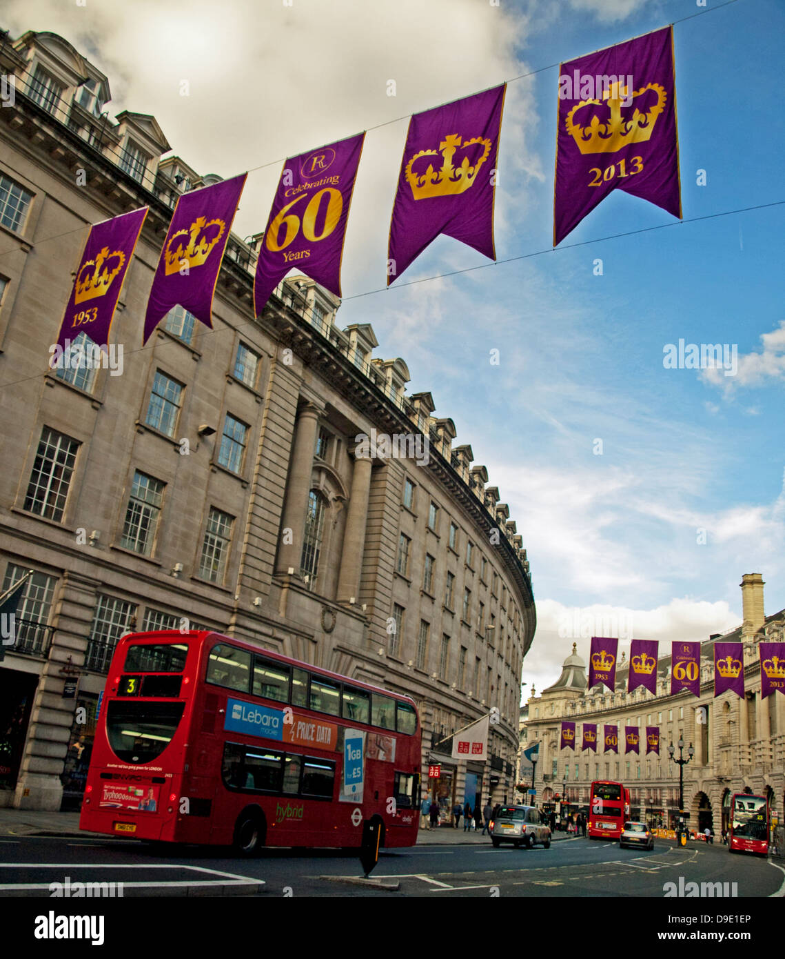 Vista di Regent Street che mostra la visualizzazione di porpora e oro bandiere per celebrare il sessantesimo anniversario della regina della incoronazione Foto Stock