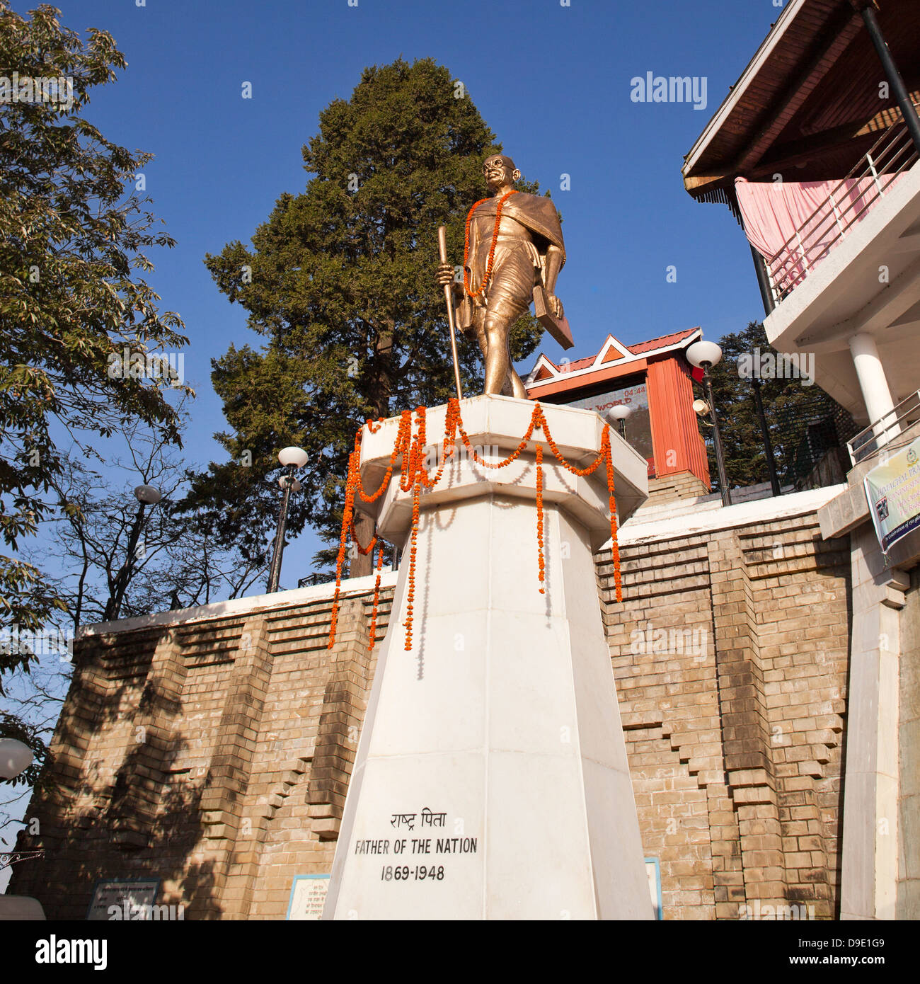 Basso angolo di visione della scultura monumentale del Mahatma Gandhi, Shimla, Himachal Pradesh, India Foto Stock