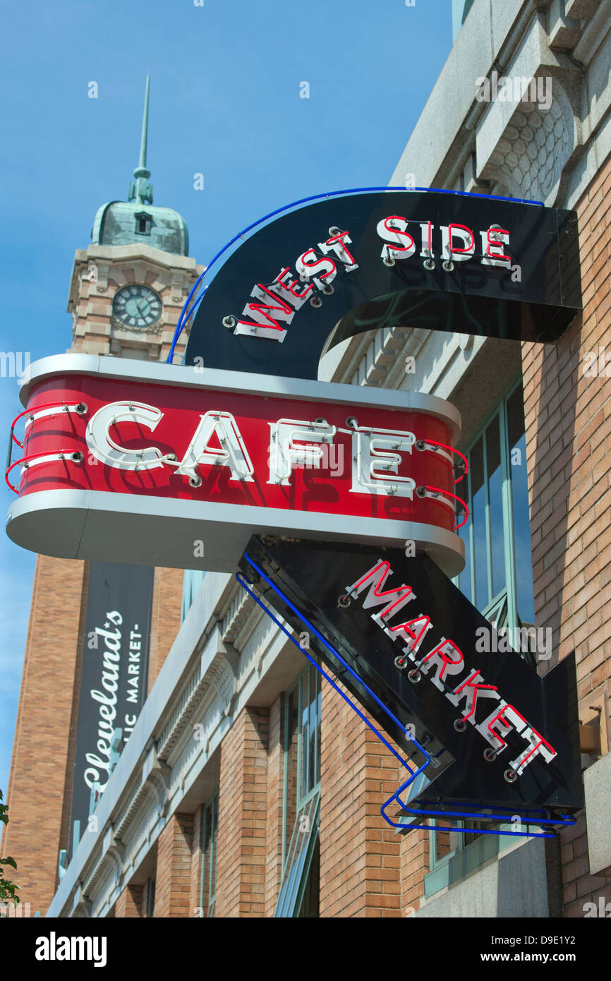 CAFE insegna al neon lato ovest mercato CLEVELAND OHIO USA Foto Stock
