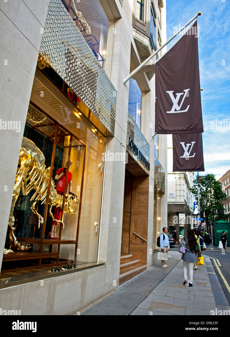 Vista di Bond Street, una sistemazione di strada dello shopping nel West End di Londra che corre da nord a sud tra Oxford Street e Piccadilly Foto Stock