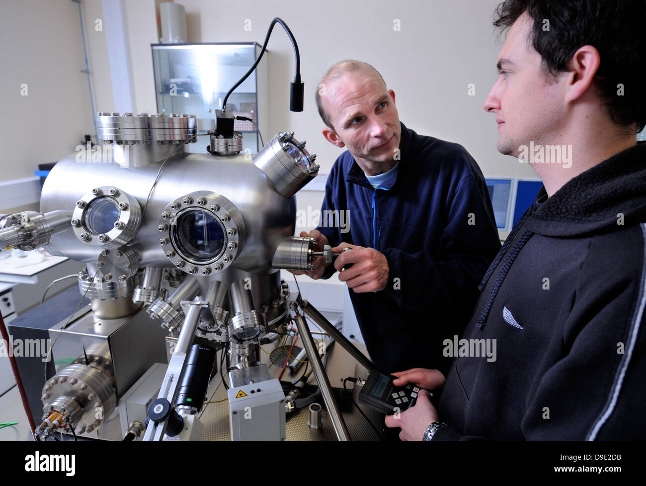 Dottor Neil Fox con Kane O'Donnell (destra) e un microscopio a scansione di sonda presso l'Università di Bristol nanoscienza e Quantum Inf Foto Stock