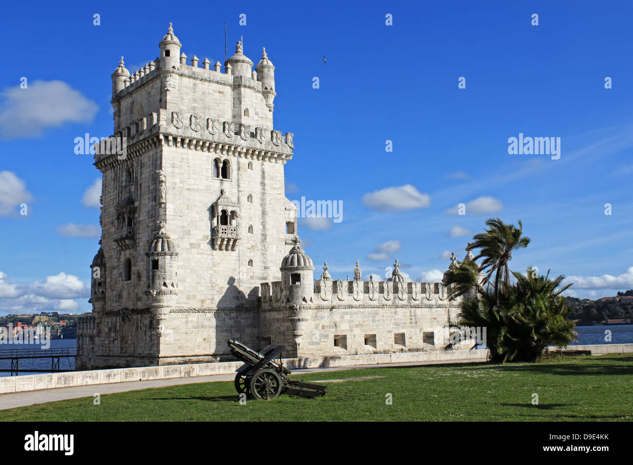 La Torre de Belem, Lisbona Portogallo visualizzazione architettura manuelina con un luminoso cielo blu Foto Stock