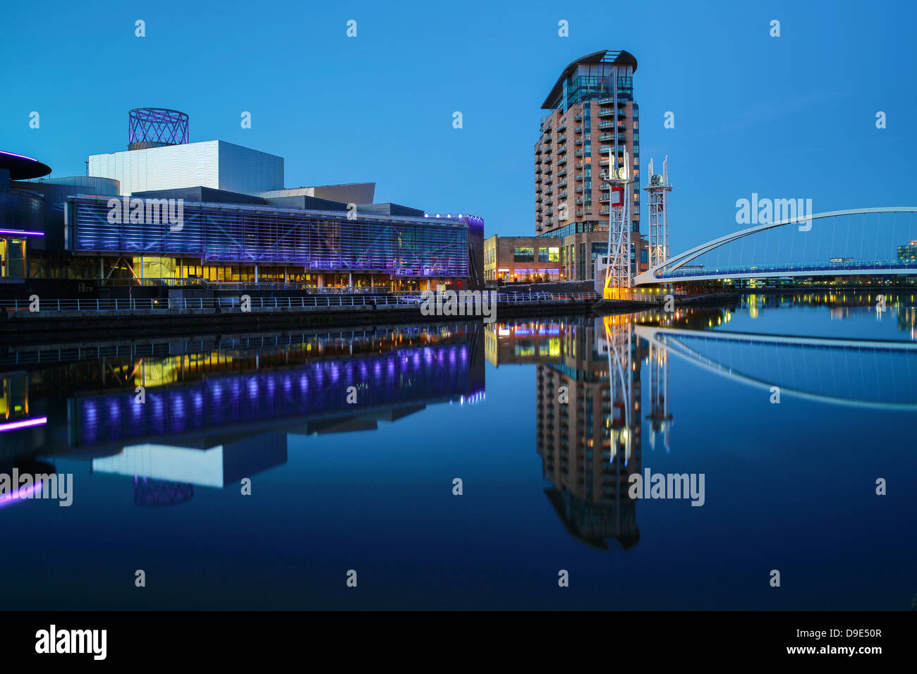 Regno Unito, Salford, Lowry Theatre e ponte di sospensione Foto Stock