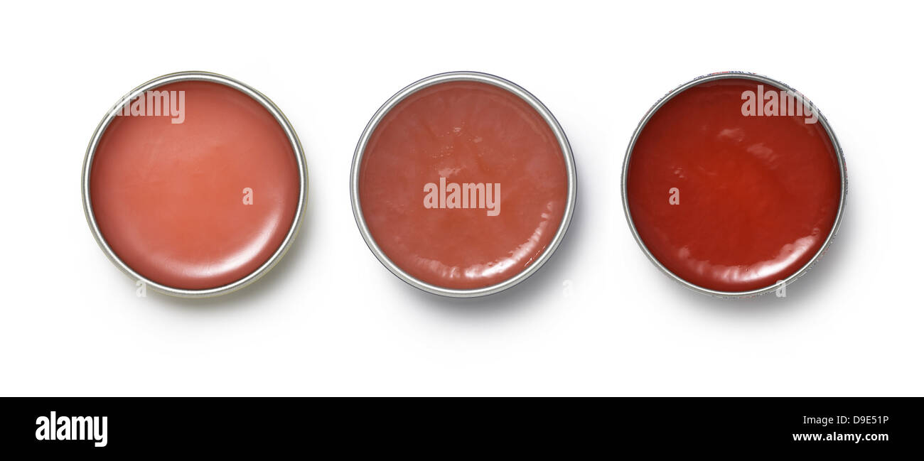 Labbro rosso balsami tagliati su sfondo bianco Foto Stock