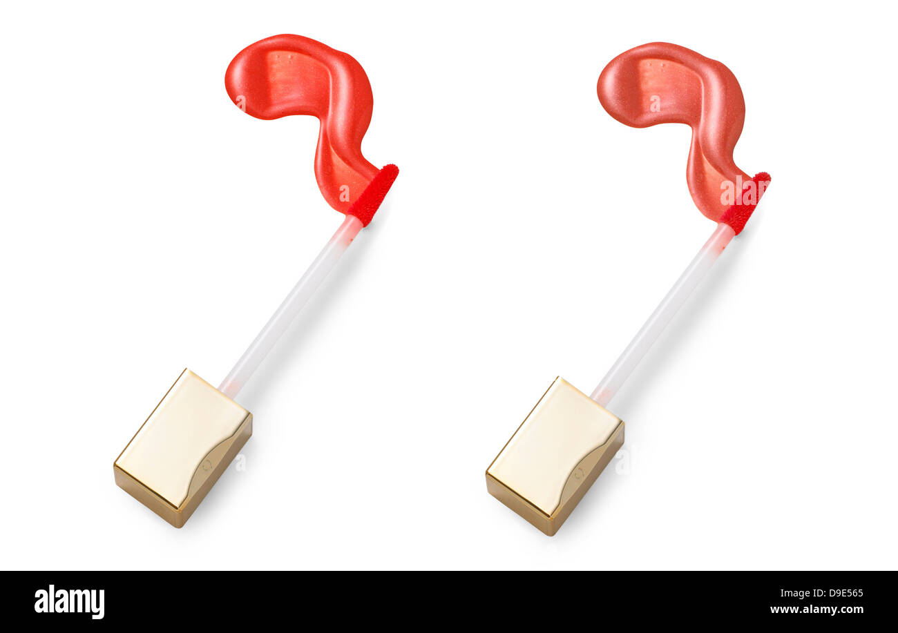 Red lip gloss e bacchetta tagliata su sfondo bianco Foto Stock