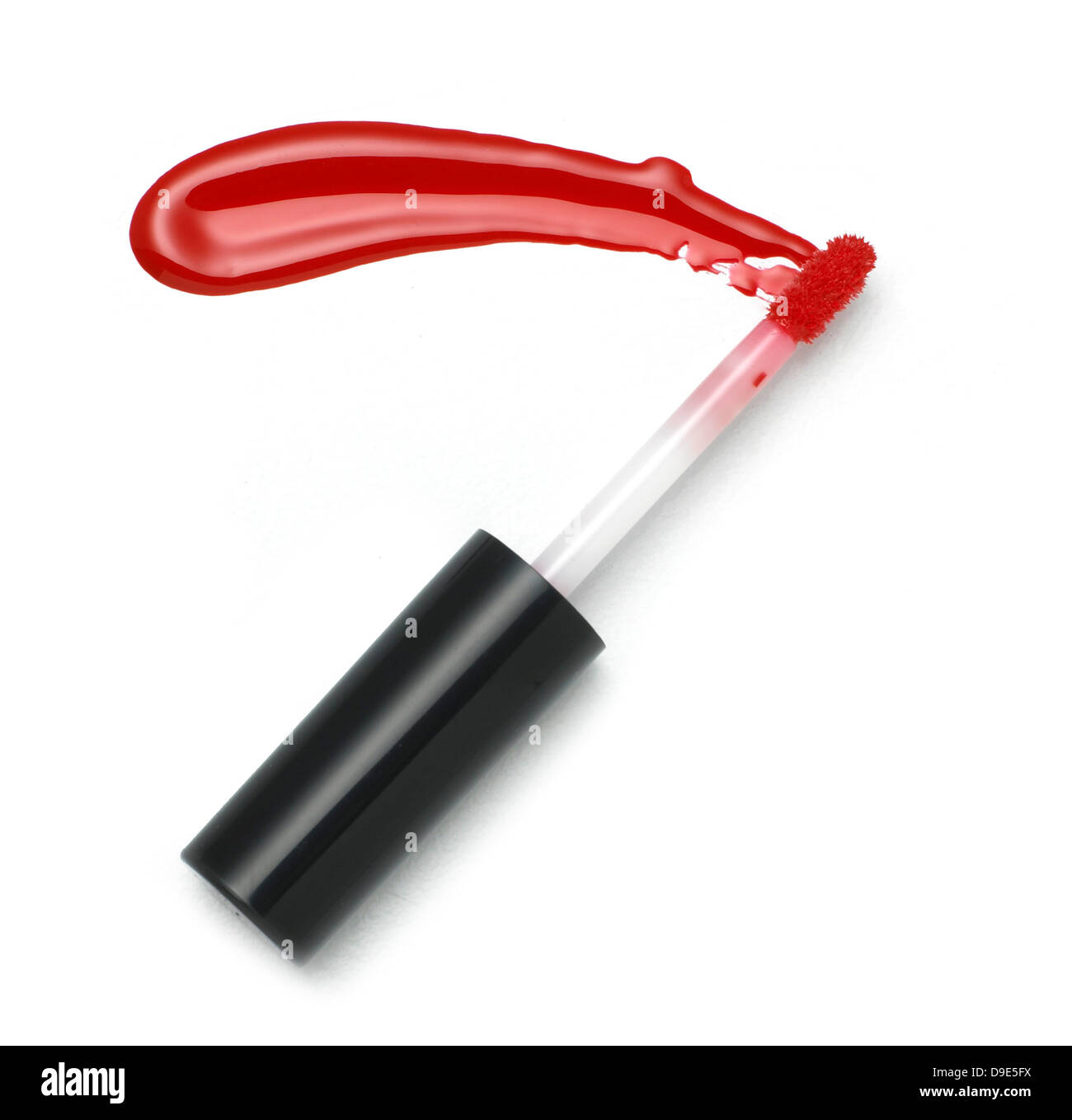 Red lip gloss e bacchetta tagliata su sfondo bianco Foto Stock
