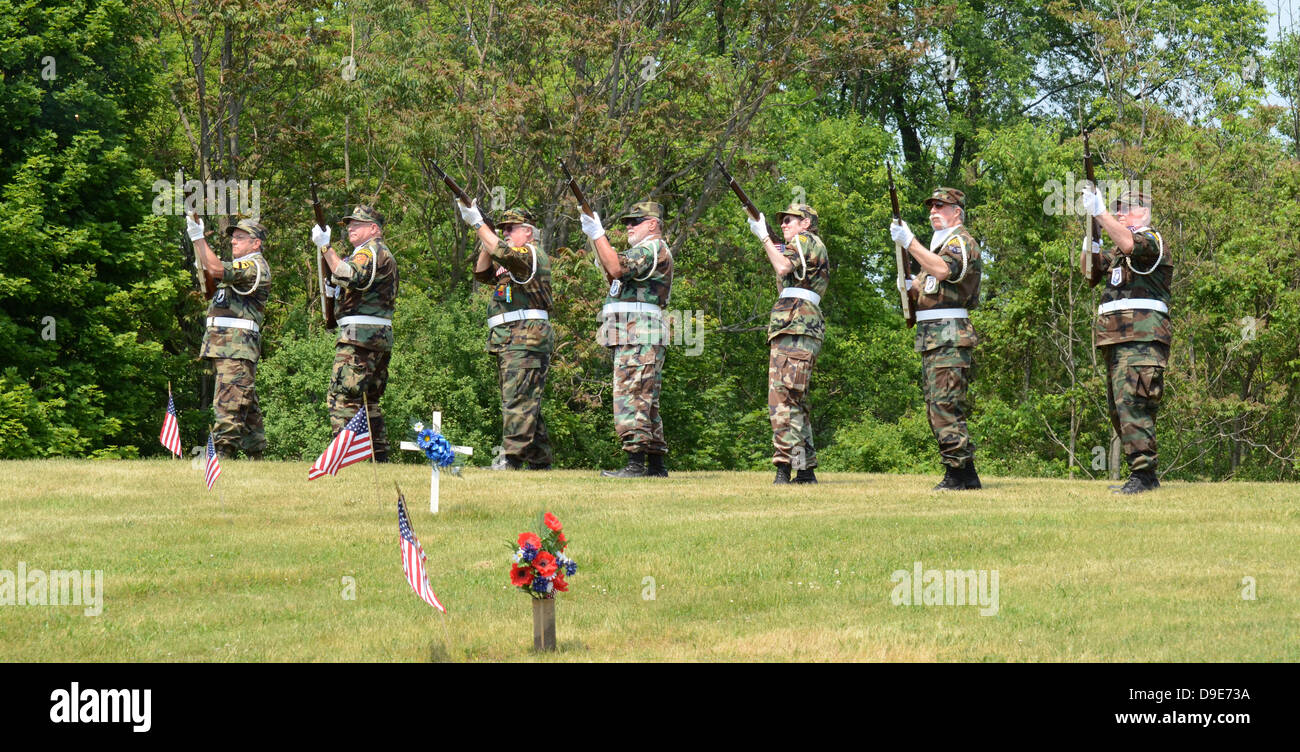 Membri del fuoco militare un saluto in occasione dell'annuale Giornata commemorativa rispetto a maggio 27, 2012 a Arborcrest Memorial Park in Ann un Foto Stock