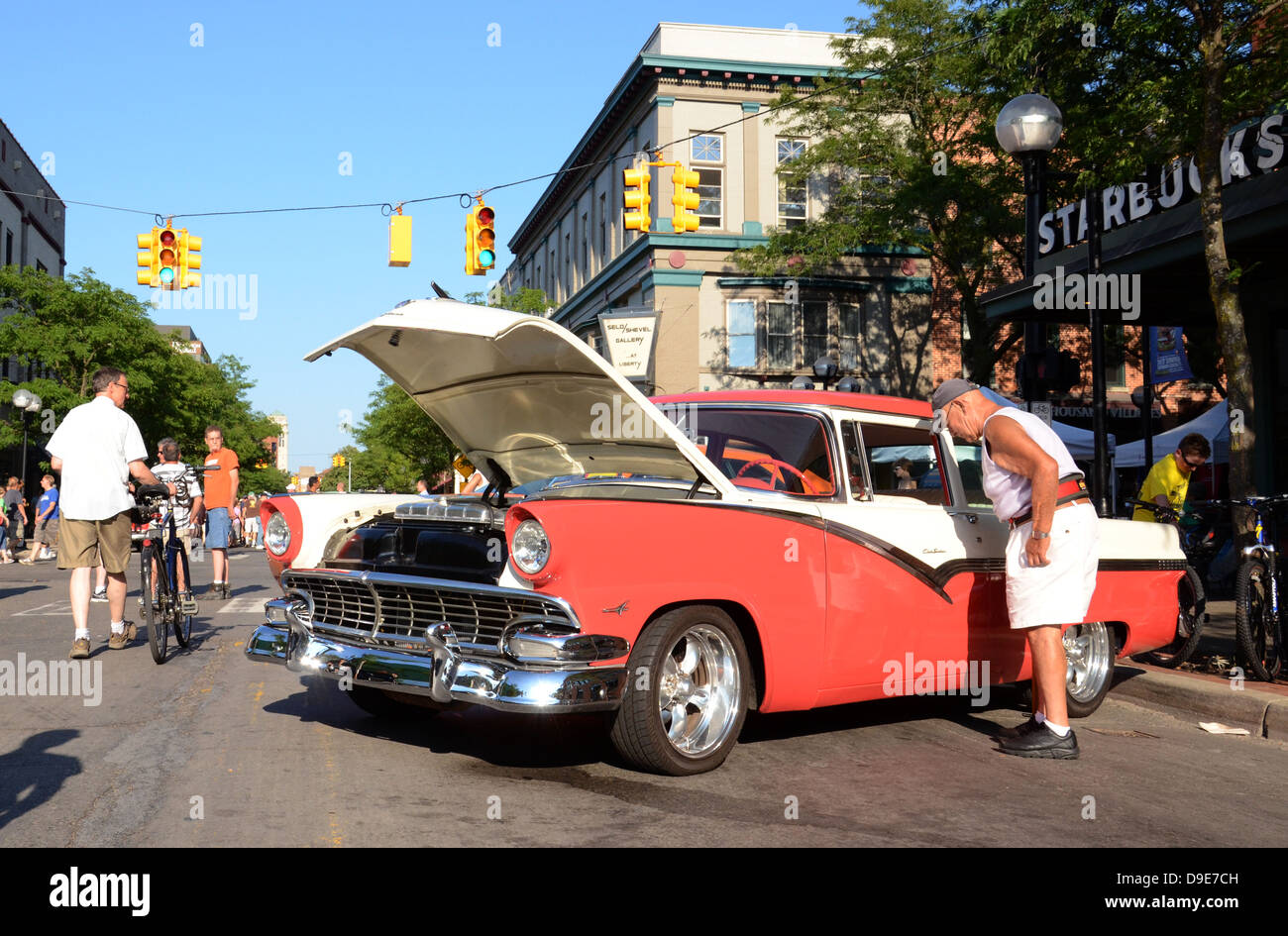 1956 Ford Fairlane presso la scultura di rotolamento car show Luglio 13, 2012 in Ann Arbor, Michigan Foto Stock