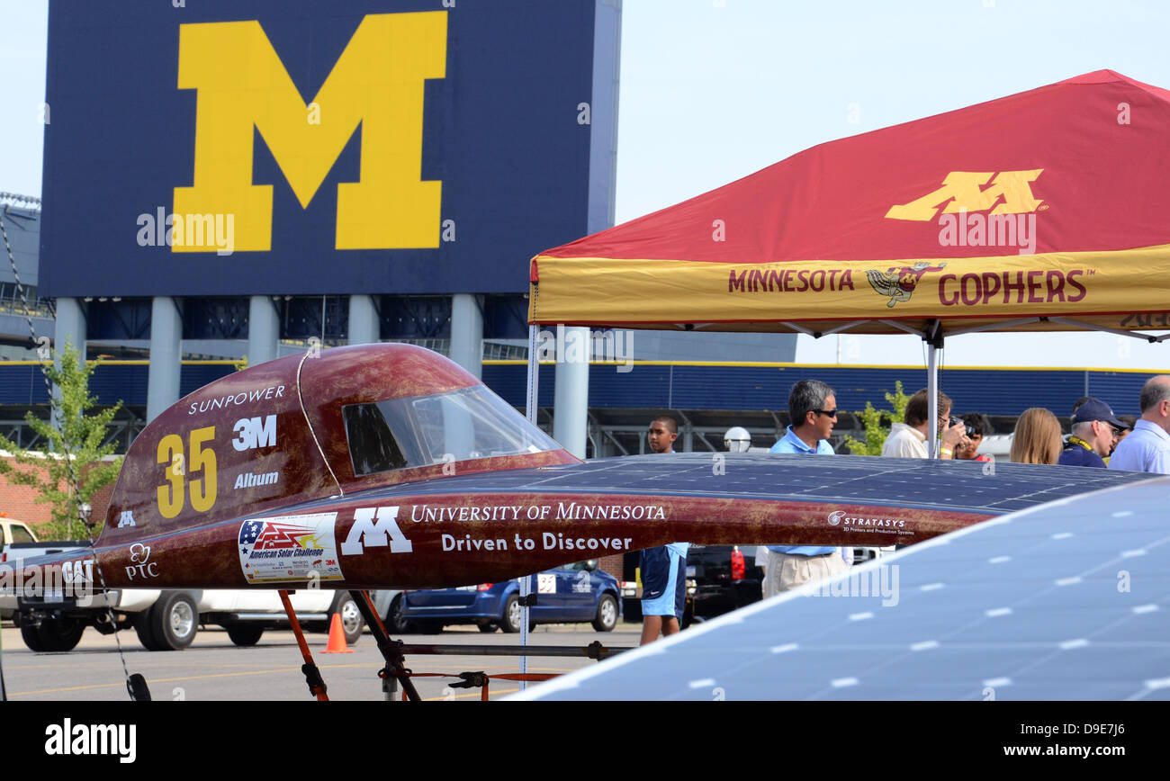 ANN Arbor, MI - 16 Luglio: auto solare presso la American Solar Challenge stop Luglio 16, 2012 in Ann Arbor Foto Stock