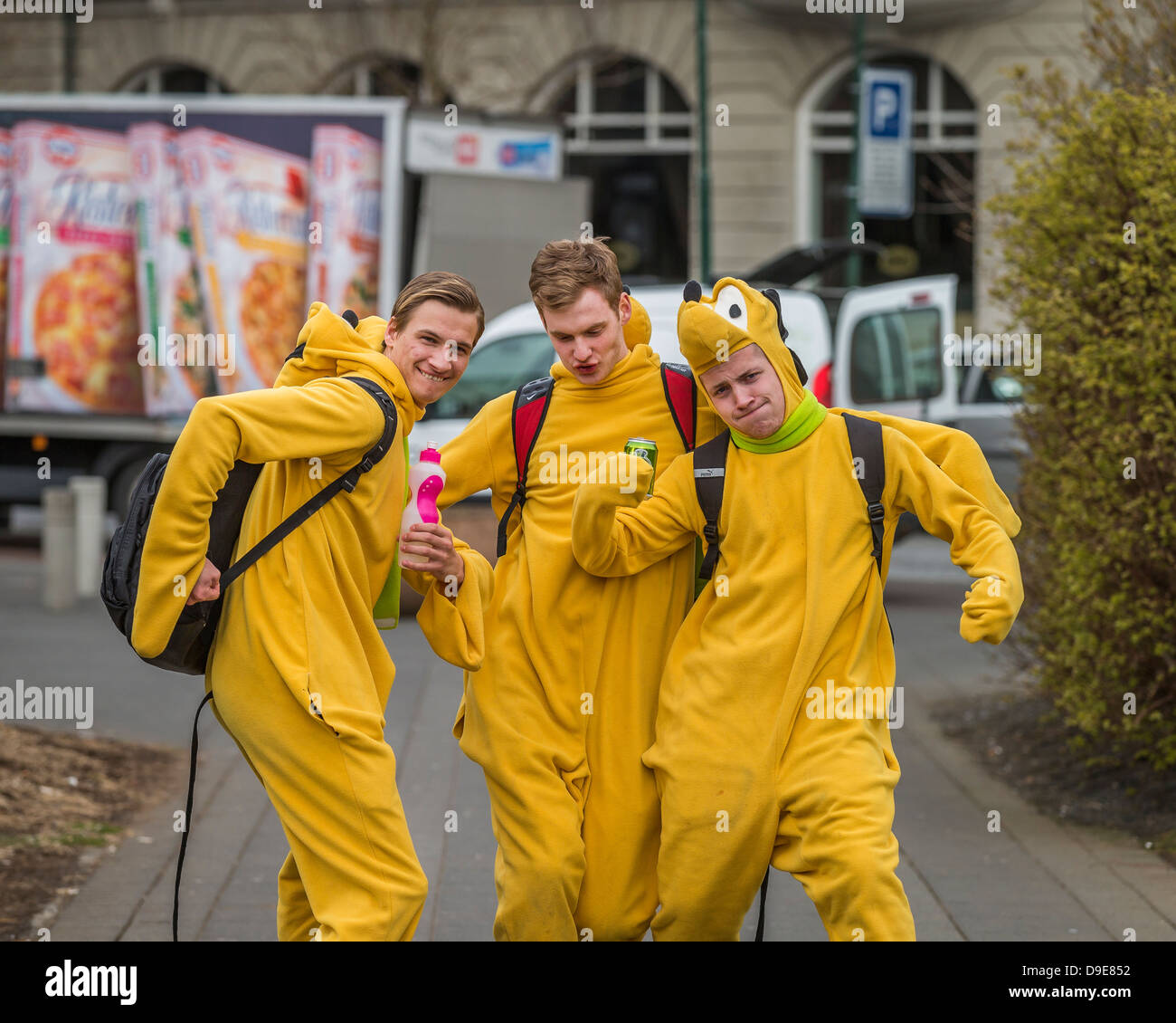 Gli studenti dress up per celebrare la laurea dalla scuola secondaria, custom noto come Dimitering o Dimmison, Reykjavik, Islanda Foto Stock