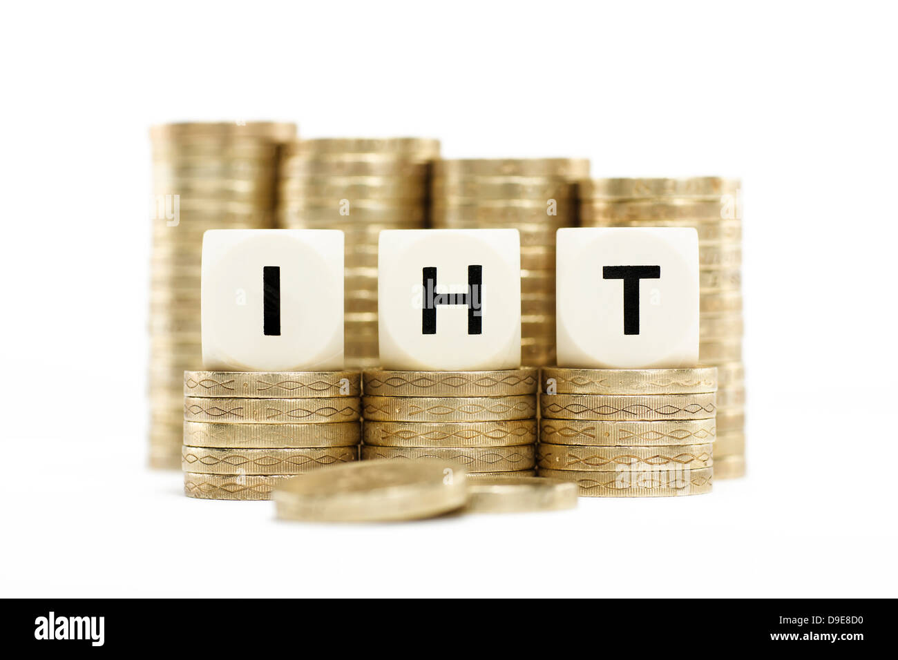 IHT (la tassa di successione) su pile di monete d'oro su sfondo bianco Foto Stock