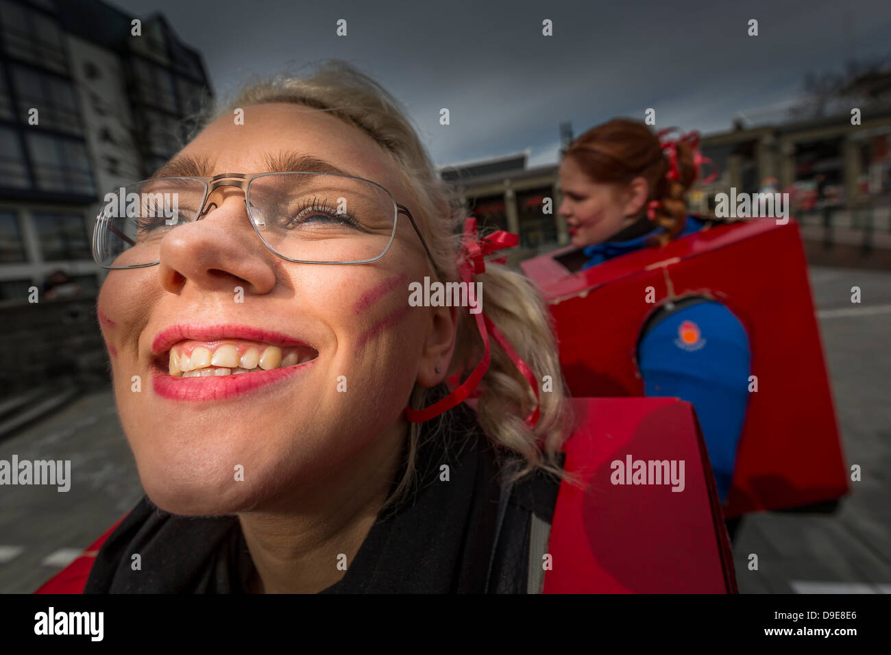 Gli studenti dress up per celebrare la laurea dalla scuola secondaria, custom noto come Dimitering o Dimmison, Reykjavik, Islanda Foto Stock