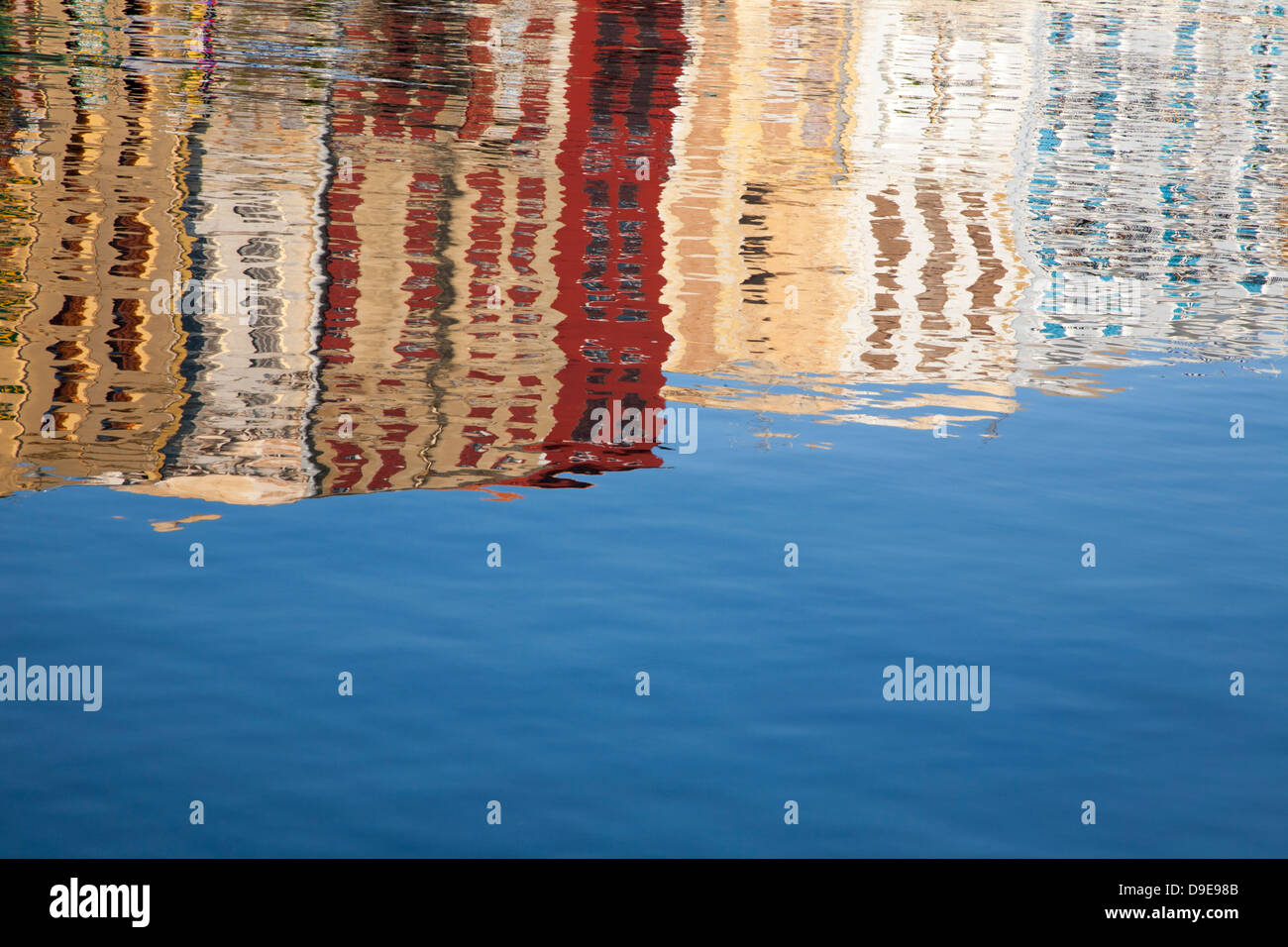 Riflessioni di edifici in acqua, la città vecchia di Chania lungo il porto veneziano lungomare, Creta, Grecia Foto Stock