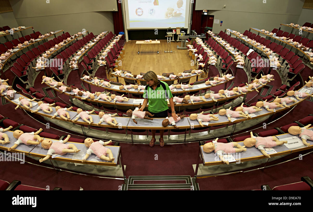 Università di Warwick, England Regno Unito. Il 18 giugno 2013. Debbie Weston (Life saving istruttore) prepara oltre 200 manichini bambino prima di salvare un bambino workshop. Un workshop per istruire il pubblico cosa fare se un bambino smette di respirare. Credito: Edward Moss/Alamy Live News Foto Stock