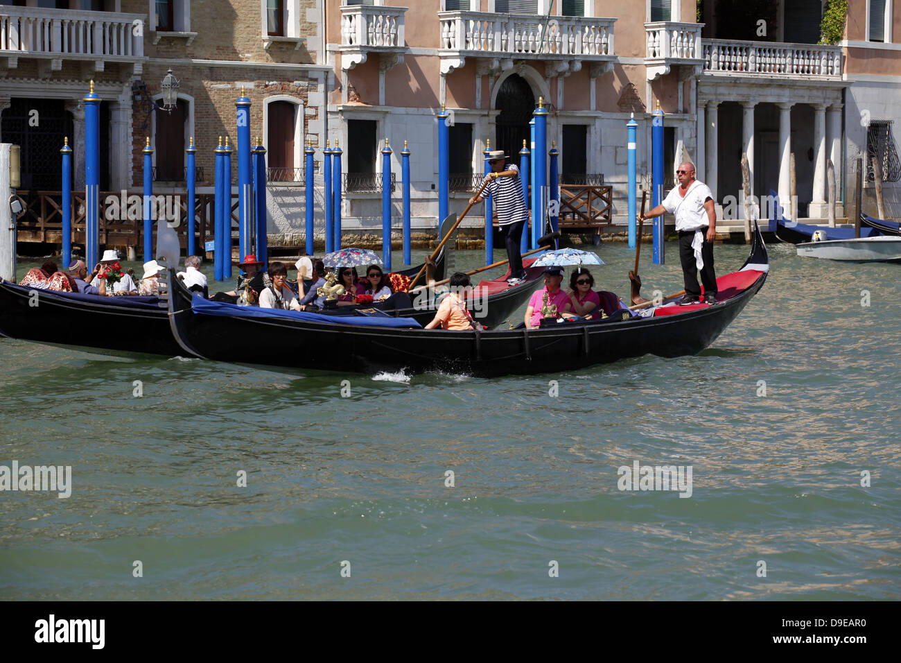 Gondole e gondolieri SUL CANAL GRANDE Venezia Italia 12 luglio 2012 Foto Stock