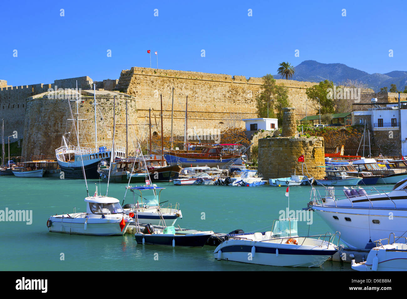 Il castello medievale e il porto di Kyrenia Cipro. Foto Stock