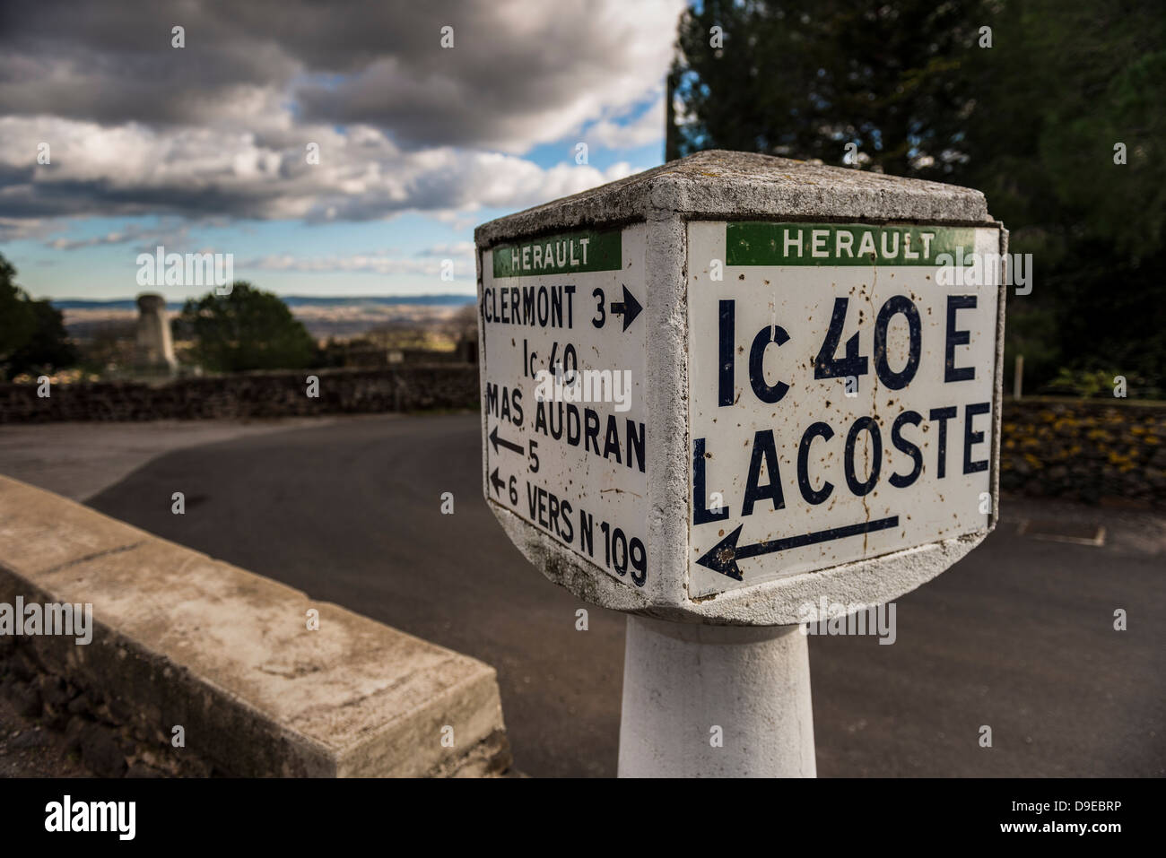 Vecchia strada segno indicante la direzione di Lacoste nel Herault, Languedoc-Roussillon, Francia Foto Stock