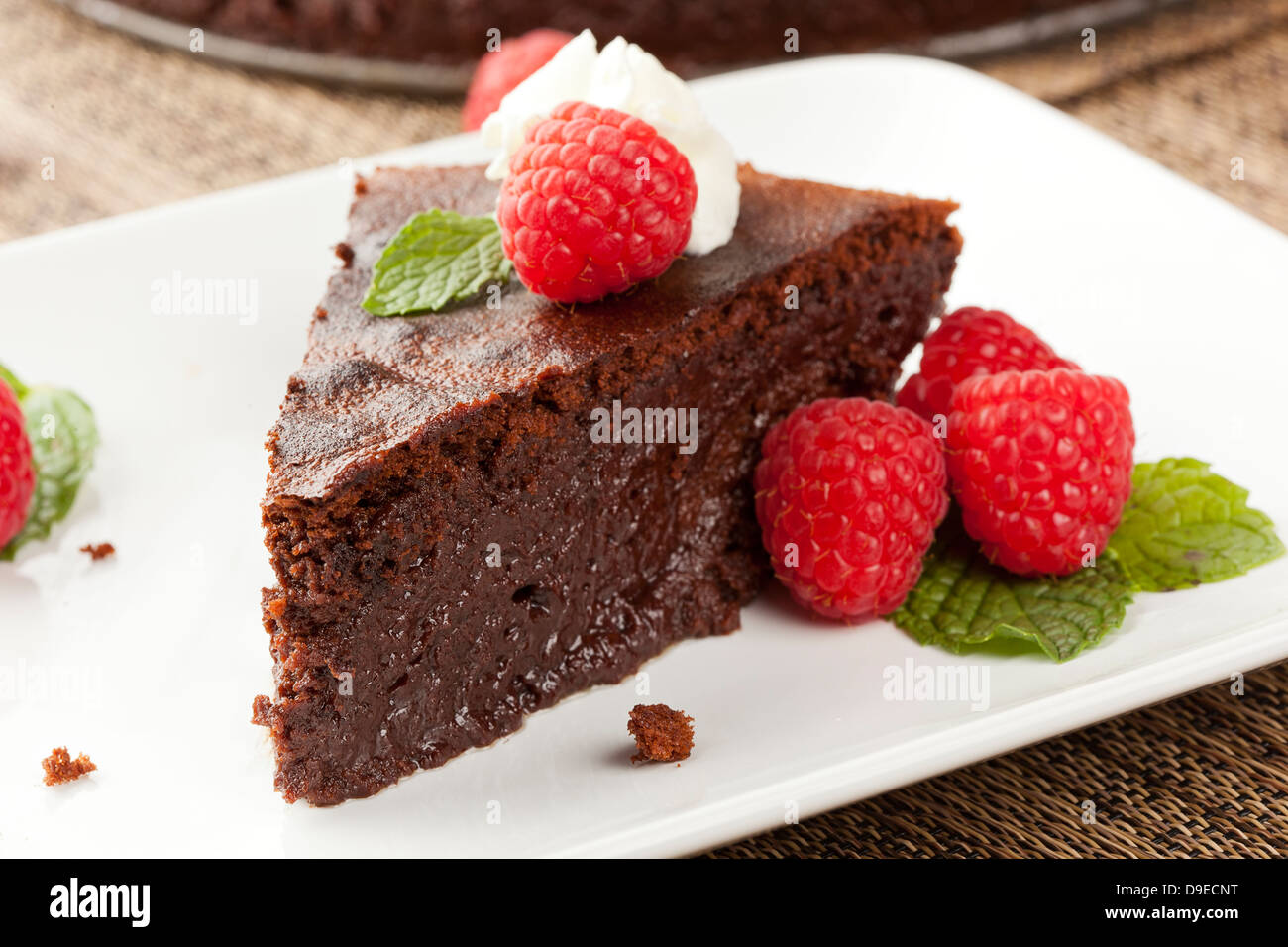 In casa torta al cioccolato con lampone e menta Foto Stock