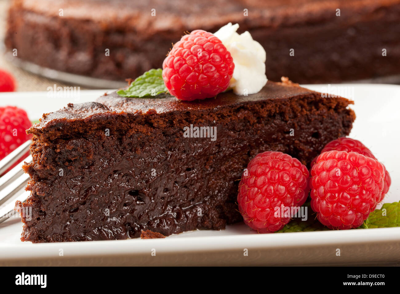 In casa torta al cioccolato con lampone e menta Foto Stock