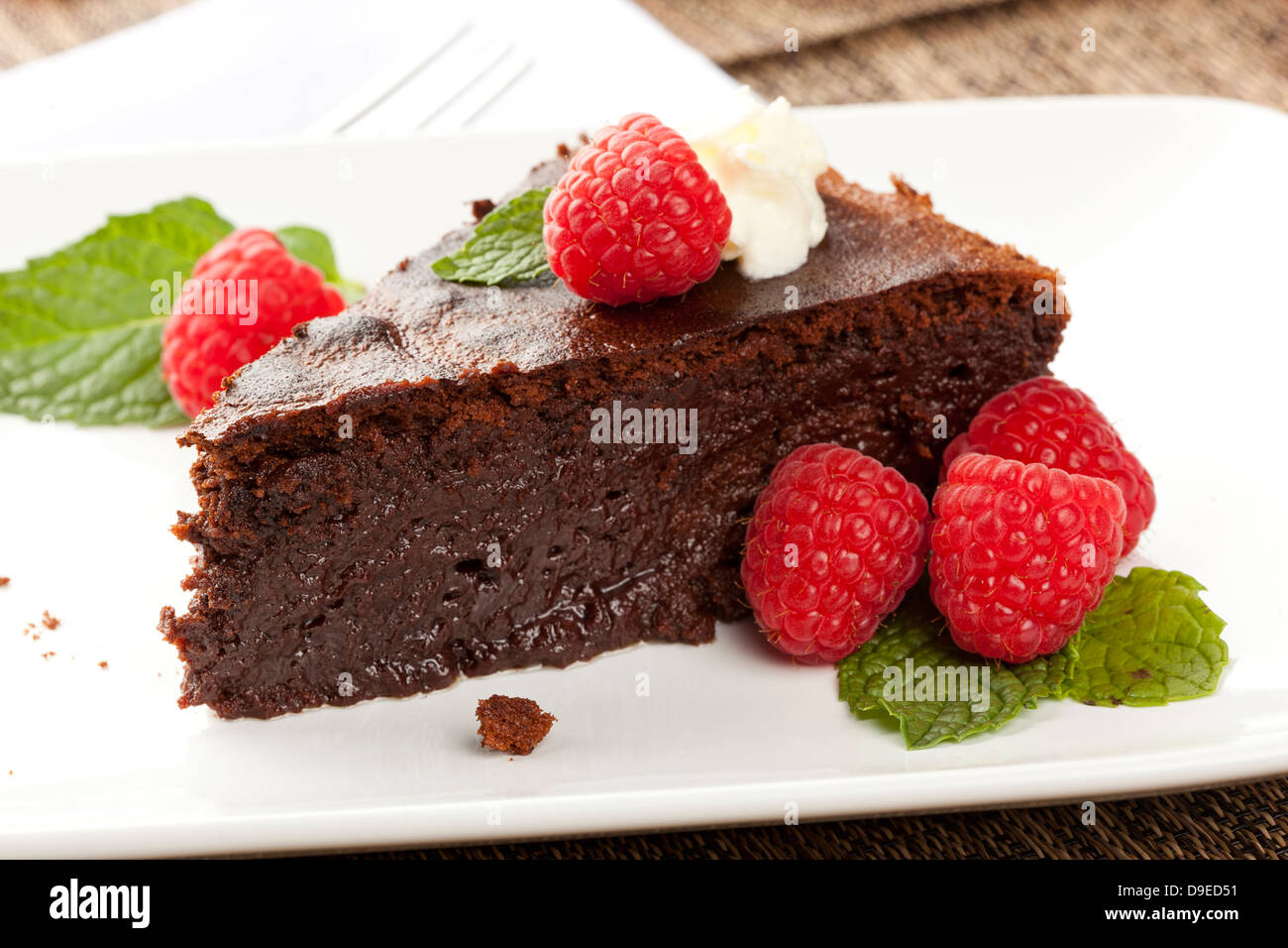 In casa torta al cioccolato con lampone e menta Foto Stock