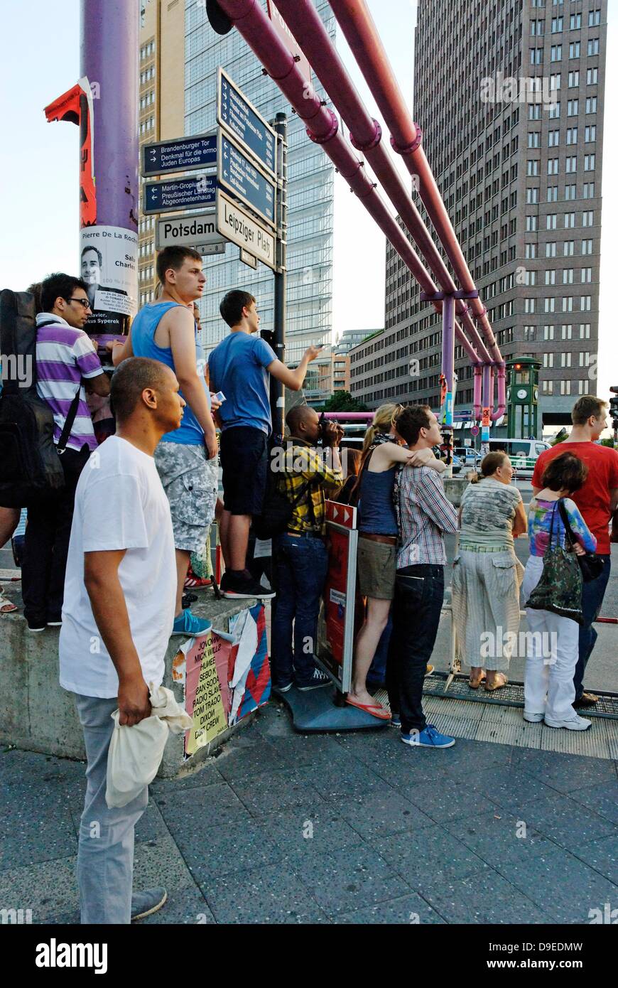 Berlino, Germania. Il 18 giugno 2013. Il più alto livello di sicurezza è in posizione durante la visita del Presidente americano Obama a Berlino. Intorno alla Potsdamer Platz una barriera è stata eretta. Gli spettatori cercano di ottenere uno sguardo a ciò che sta accadendo. Credito: Marcus Krauss/Alamy Live News Foto Stock