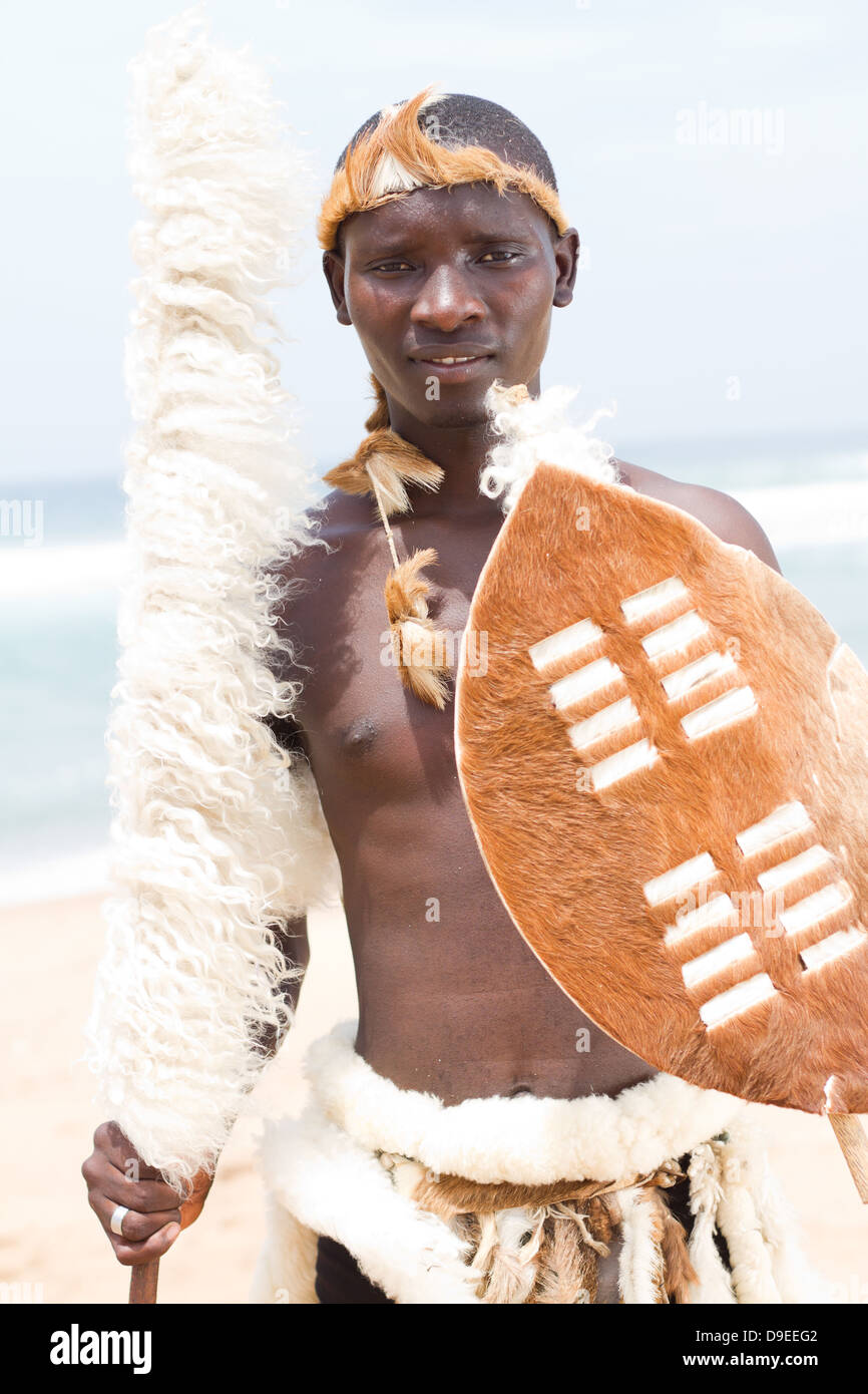 Nativo di uomo africano con abbigliamento tradizionale sulla spiaggia Foto Stock