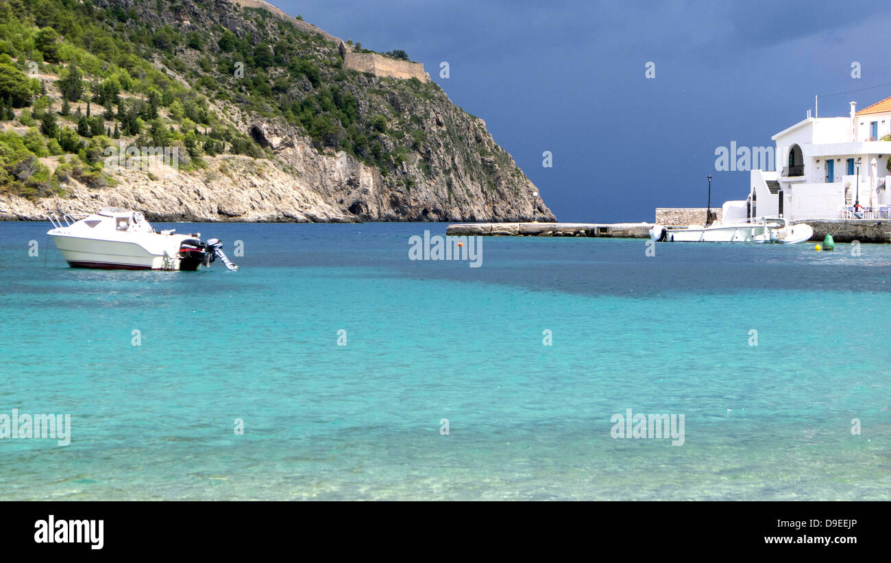 Assos Harbour e quay Cefalonia ISOLE IONIE Grecia imminente tempesta. Foto Stock