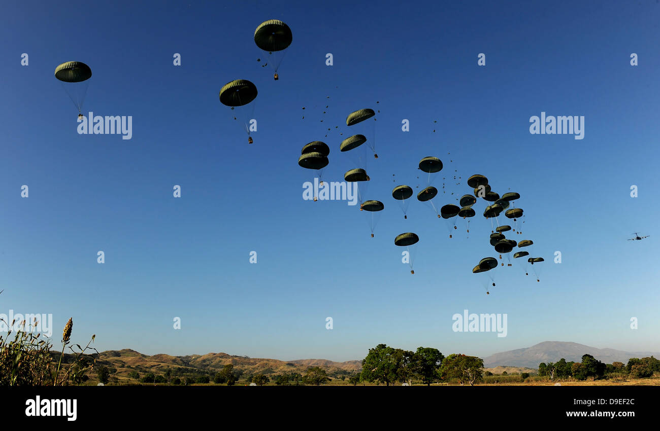 Un U.S. Air Force C-17 Globemaster III airdrops pallet Mirebalais, Haiti. Foto Stock