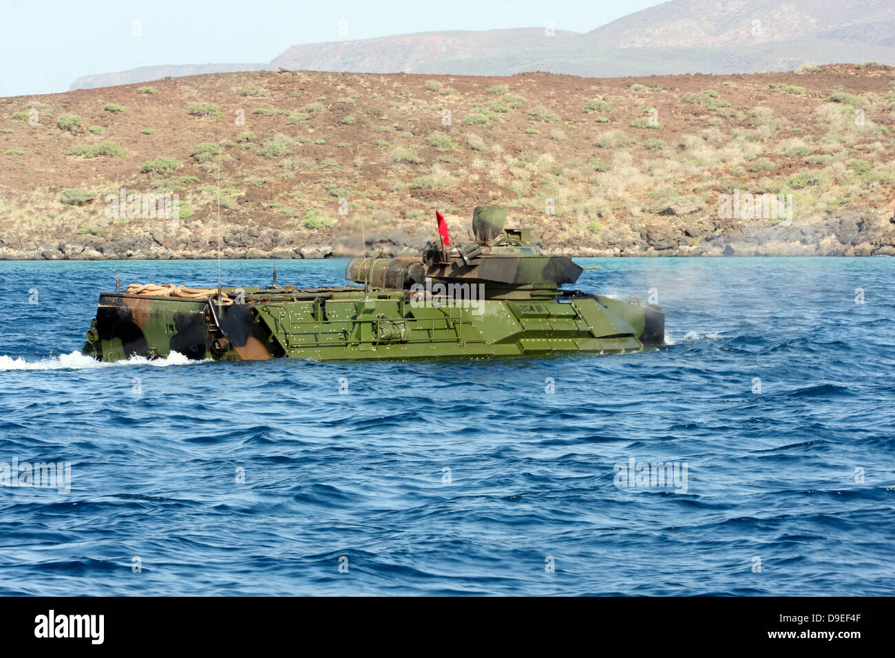 Assalto anfibio veicolo equipaggio condurre un acqua gunnery intervallo ad una spiaggia di Gibuti. Foto Stock