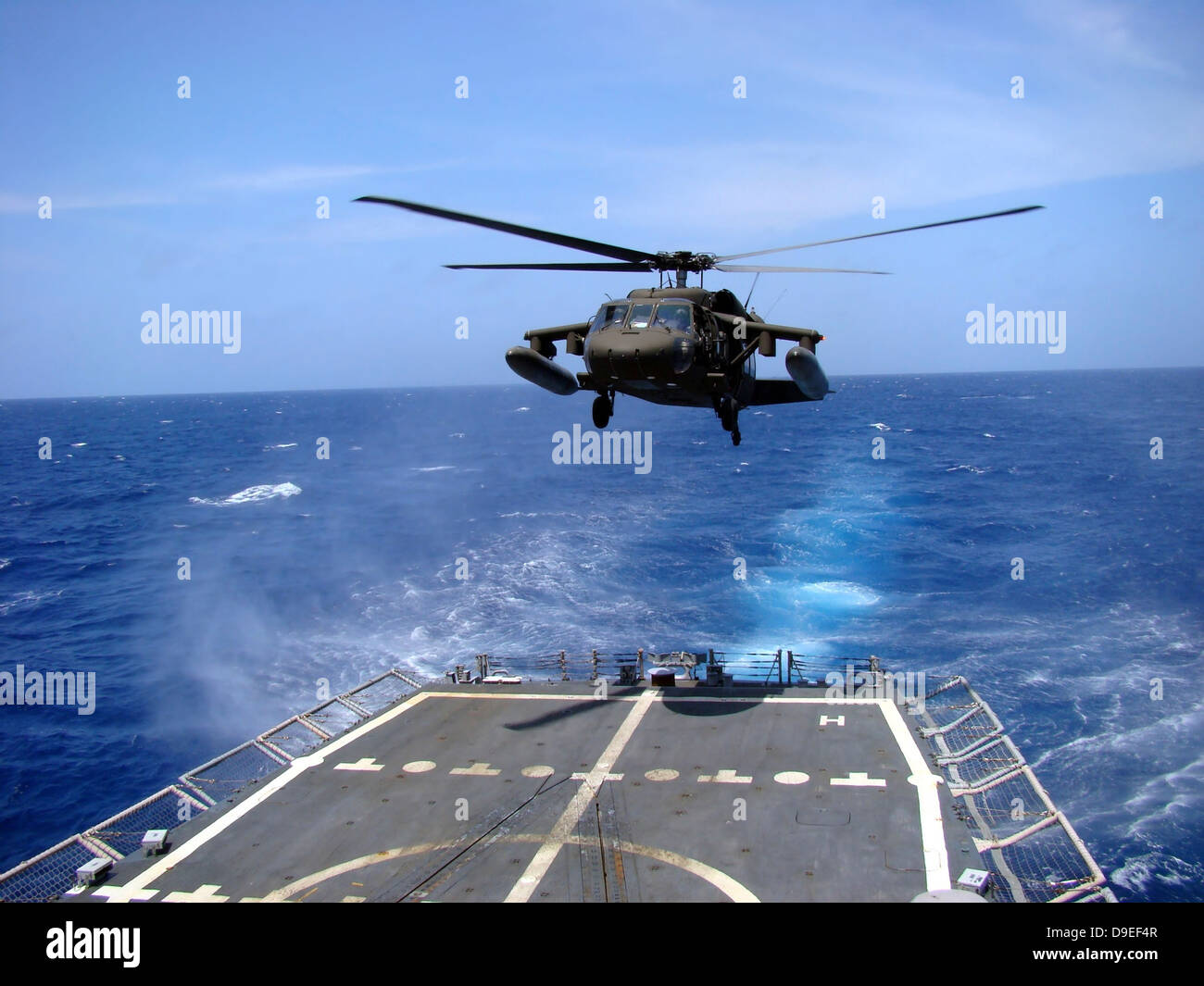 Un esercito UH-60 Black Hawk di atterraggio per elicotteri a bordo della USS Underwood al largo della costa di Honduras. Foto Stock