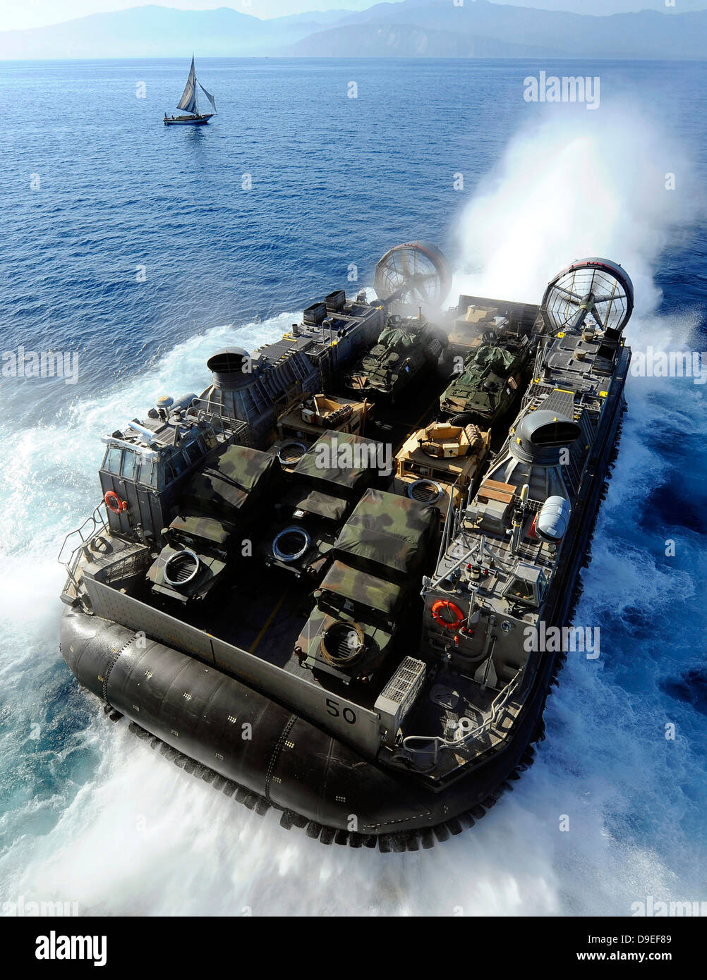 Una Landing Craft cuscino d'aria esce dal ben coperta della USS Bataan. Foto Stock