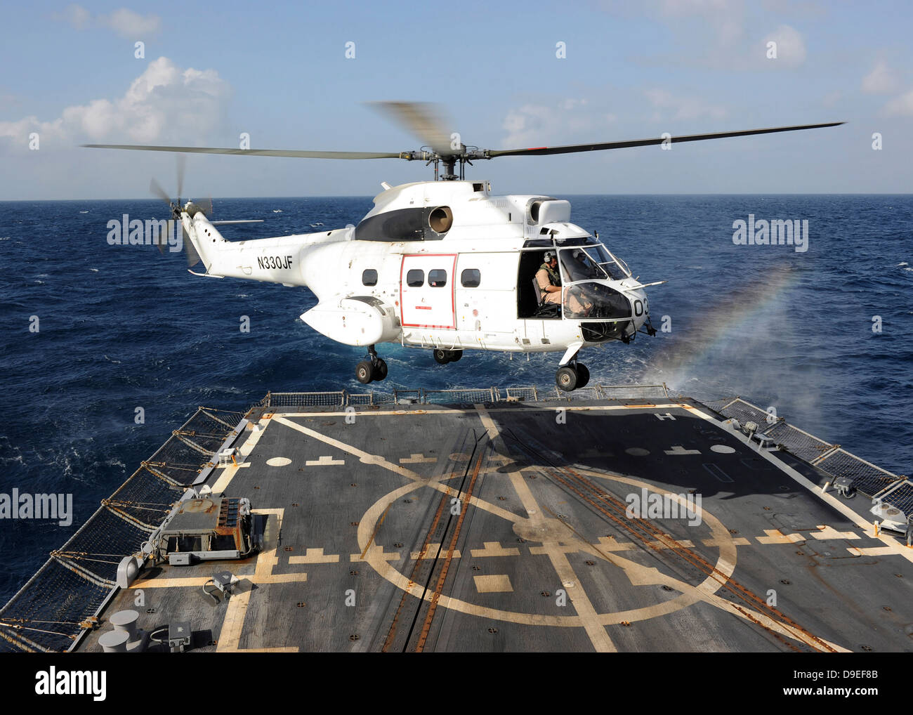 Elicottero atterra a bordo del Arleigh Burke-class guidato-missile destroyer USS Farragut. Foto Stock