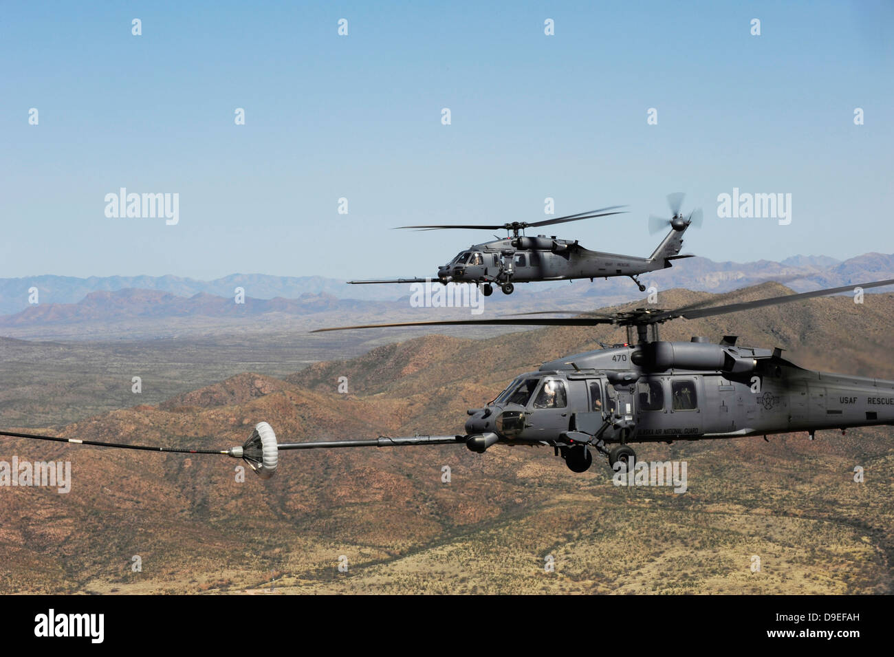 Due HH-60 spianare i falchi di fare rifornimento di carburante oltre il deserto che circonda Davis-Monthan Air Force Base in Arizona. Foto Stock