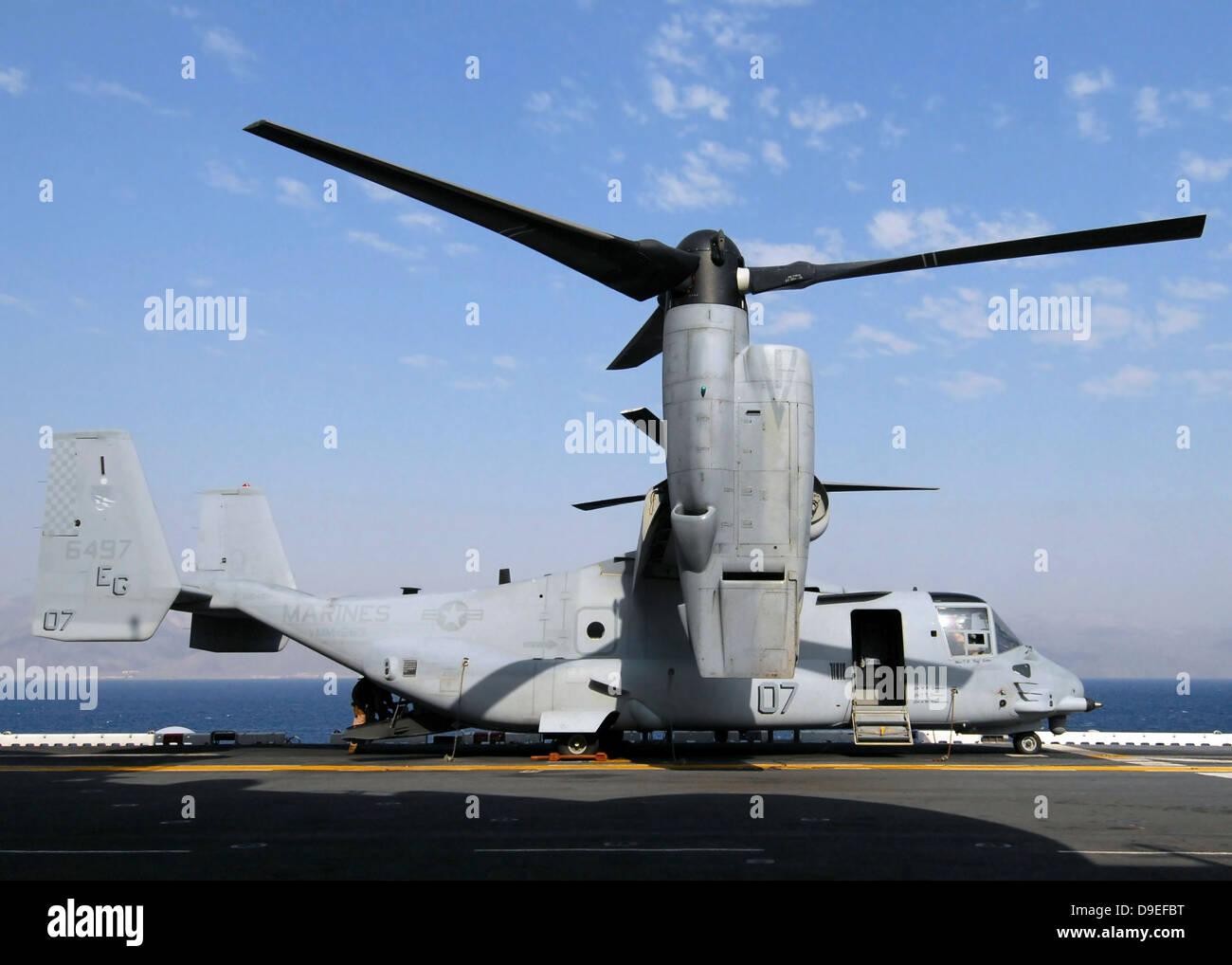 Un U.S. Marine Corps MV-22 Osprey si prepara per il volo sul ponte USS Wasp Foto Stock