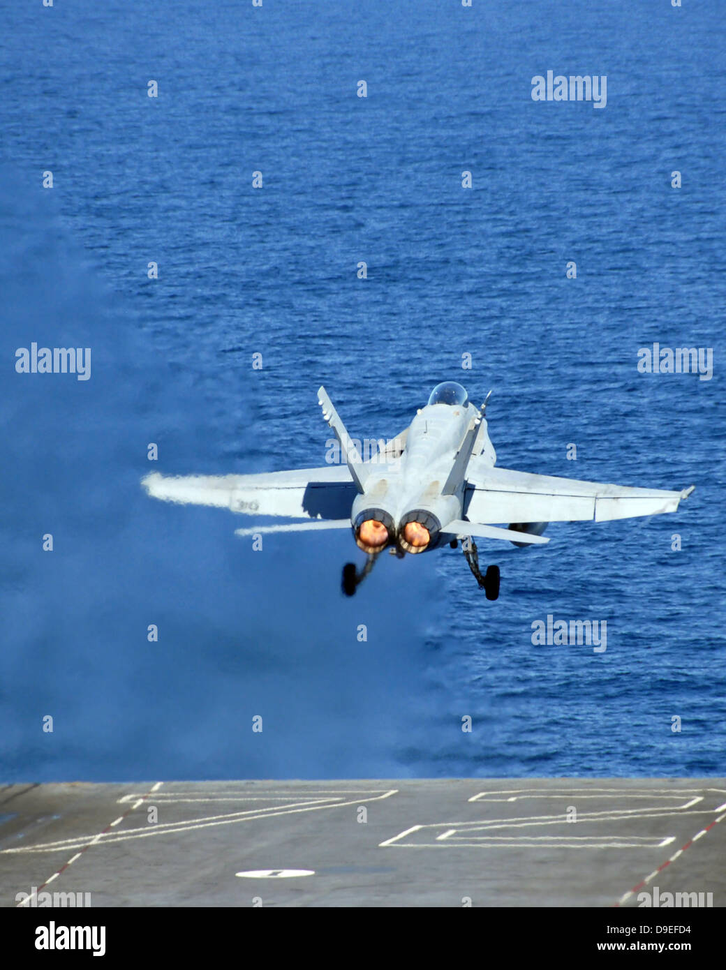 Un F/A-18C Hornet lancia a bordo della USS Abraham Lincoln. Foto Stock