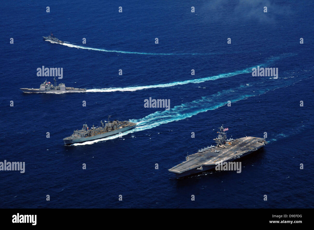La USS Bunker Hill, la USNS Ranieri e il BAP Carvajal si staccano dalla portaerei USS Carl Vinson in mare. Foto Stock