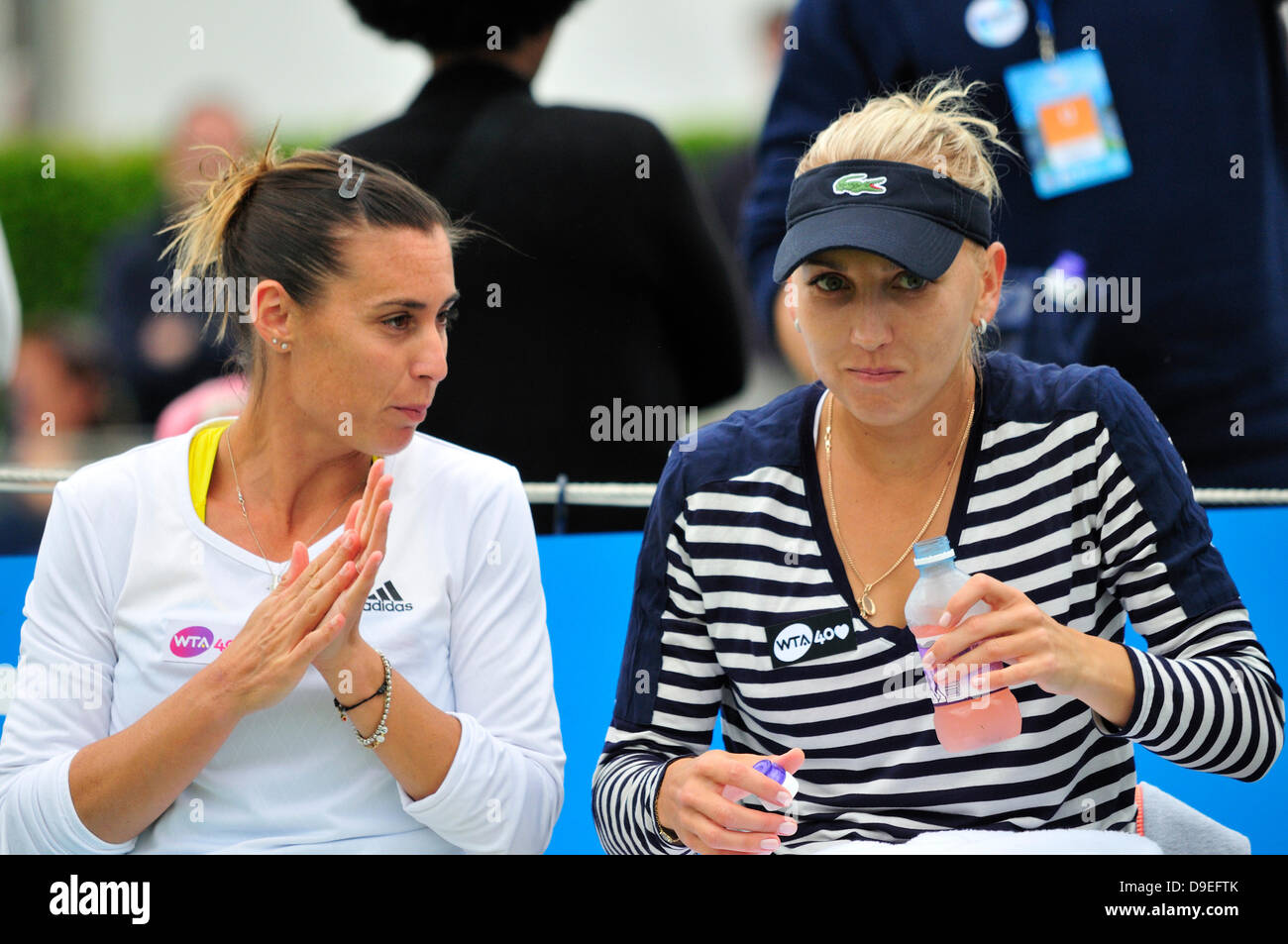 Flavia PENNETTA (Italia) e Elena Vesnina (Russia) giocando raddoppia, seduto tra i giochi a Eastbourne, 2013 Foto Stock