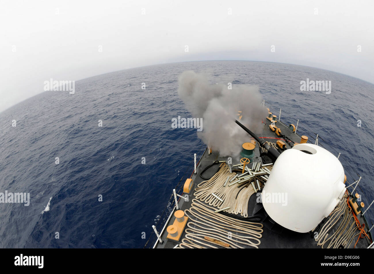 Il MC-75 76mm cannon a bordo della Guardia Costiera degli Stati Uniti Legare taglierina. Foto Stock