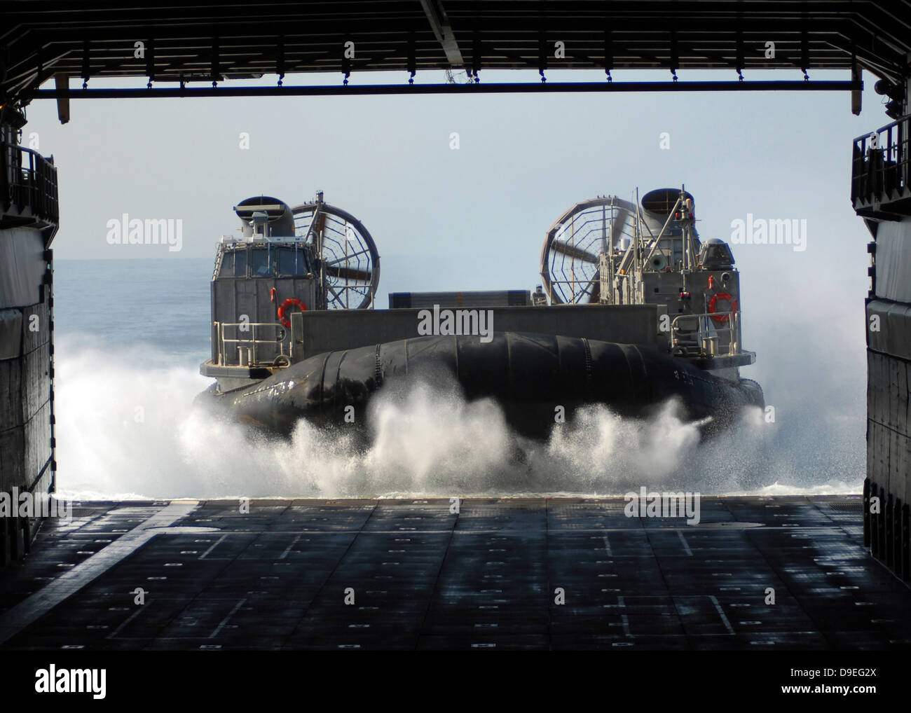 Una Landing Craft Air Cushion entra il bene deck USS harpers Ferry. Foto Stock
