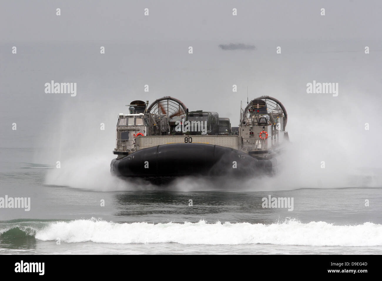 Una Landing Craft Air Cushion giunge a riva di U.S. Marine Corps base Camp Pendleton, California Foto Stock