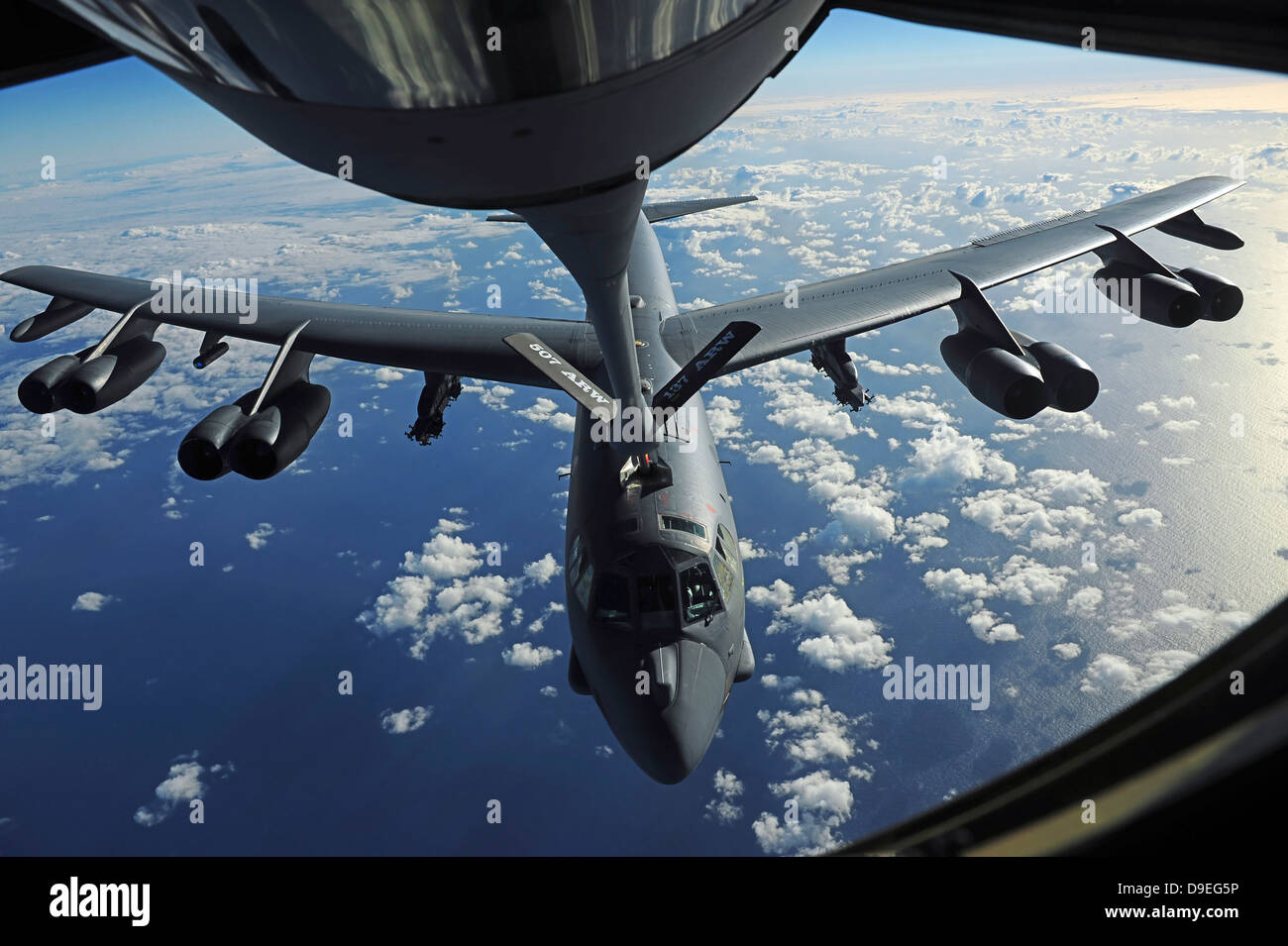 Una KC-135 Stratotanker refuels aeromobili a B Stratofortress aerei sopra l'Oceano Pacifico. Foto Stock