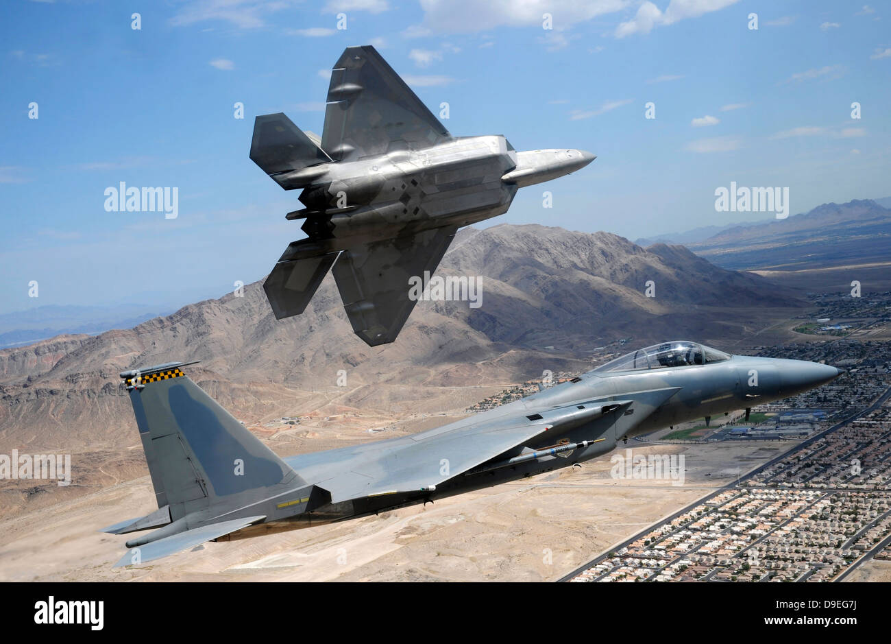 Un F-22 Raptor aeromobile si allontana mentre un F-15 Eagle vola l'approccio su Nevada. Foto Stock
