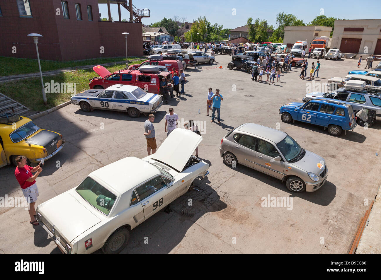 SAMARA, Russia - 16 giugno: Rally di retro-cars ' Peking-Paris 2013 ', 16 giugno 2013 a Samara, Russia Foto Stock