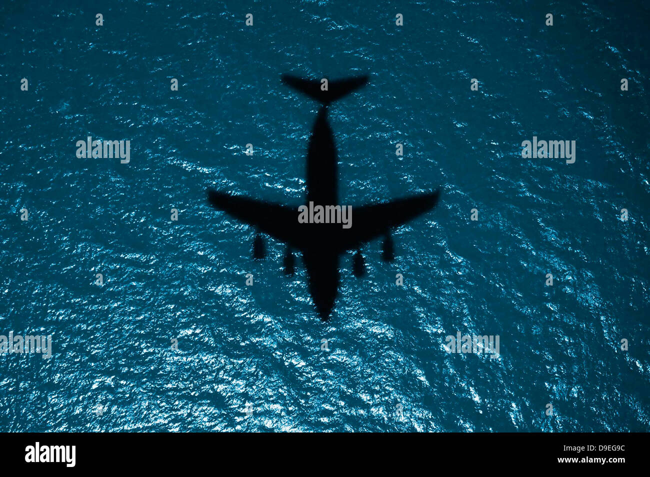 4 luglio 2010 - la silhouette di un aereo militare in volo sopra l'Oceano Atlantico. Foto Stock
