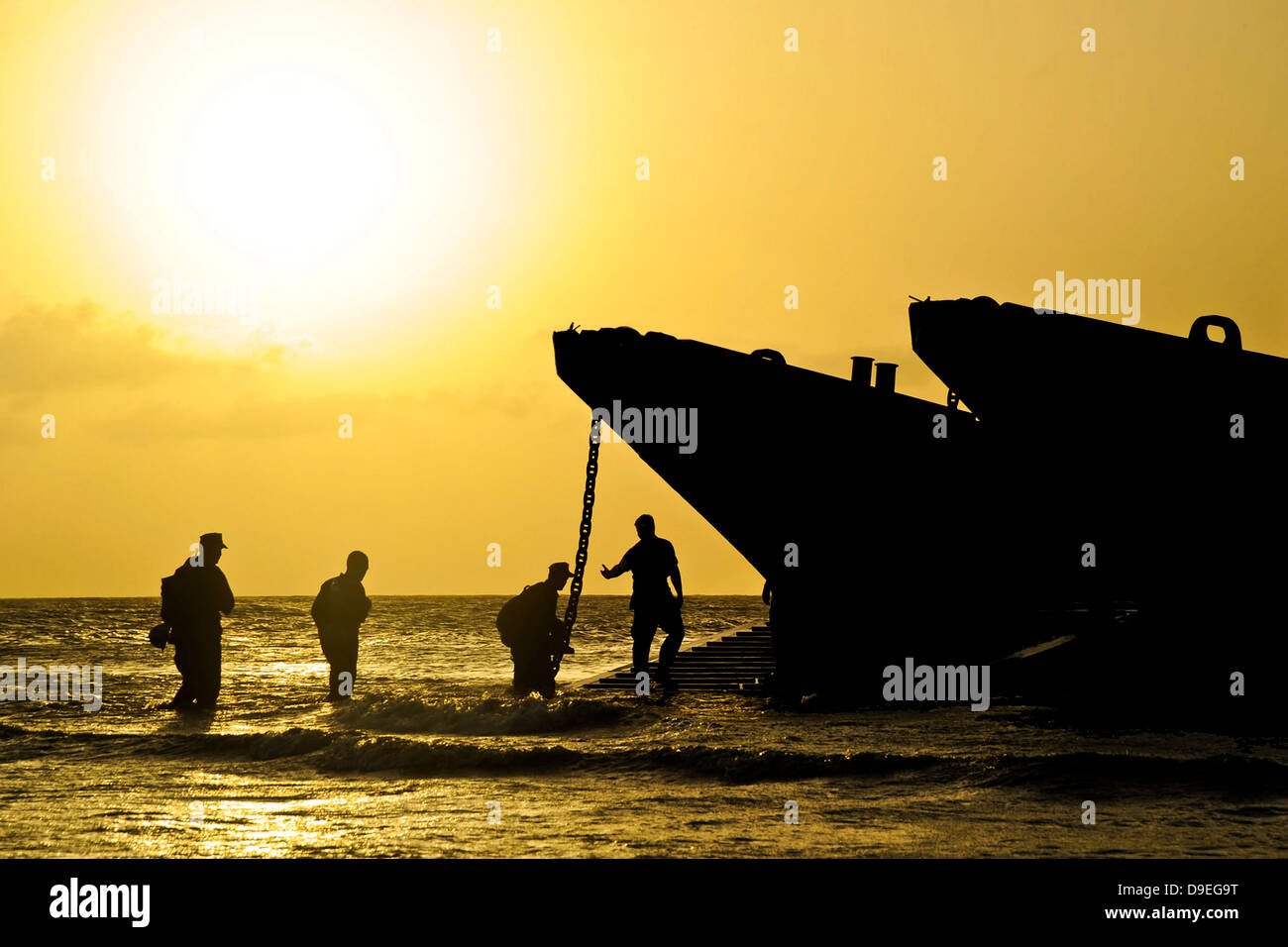 Spiaggia masters assistere i marinai e Marines su una landing craft utility in Port-de-Paix, Haiti. Foto Stock