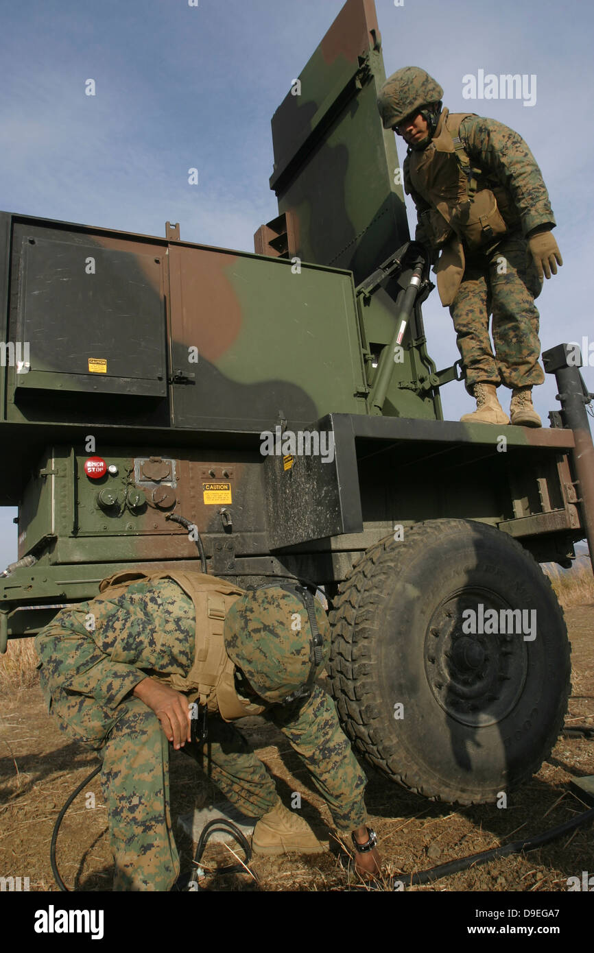 Marines preparare l'antenna di una AN/TPQ-46un sistema radar. Foto Stock