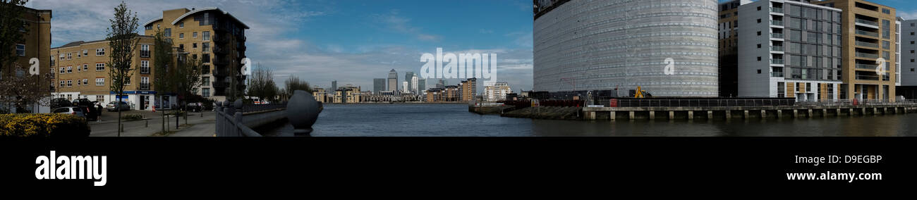Londra tamigi skyline creazione sito case sito di costruzione di opere di polizia di automobili Foto Stock