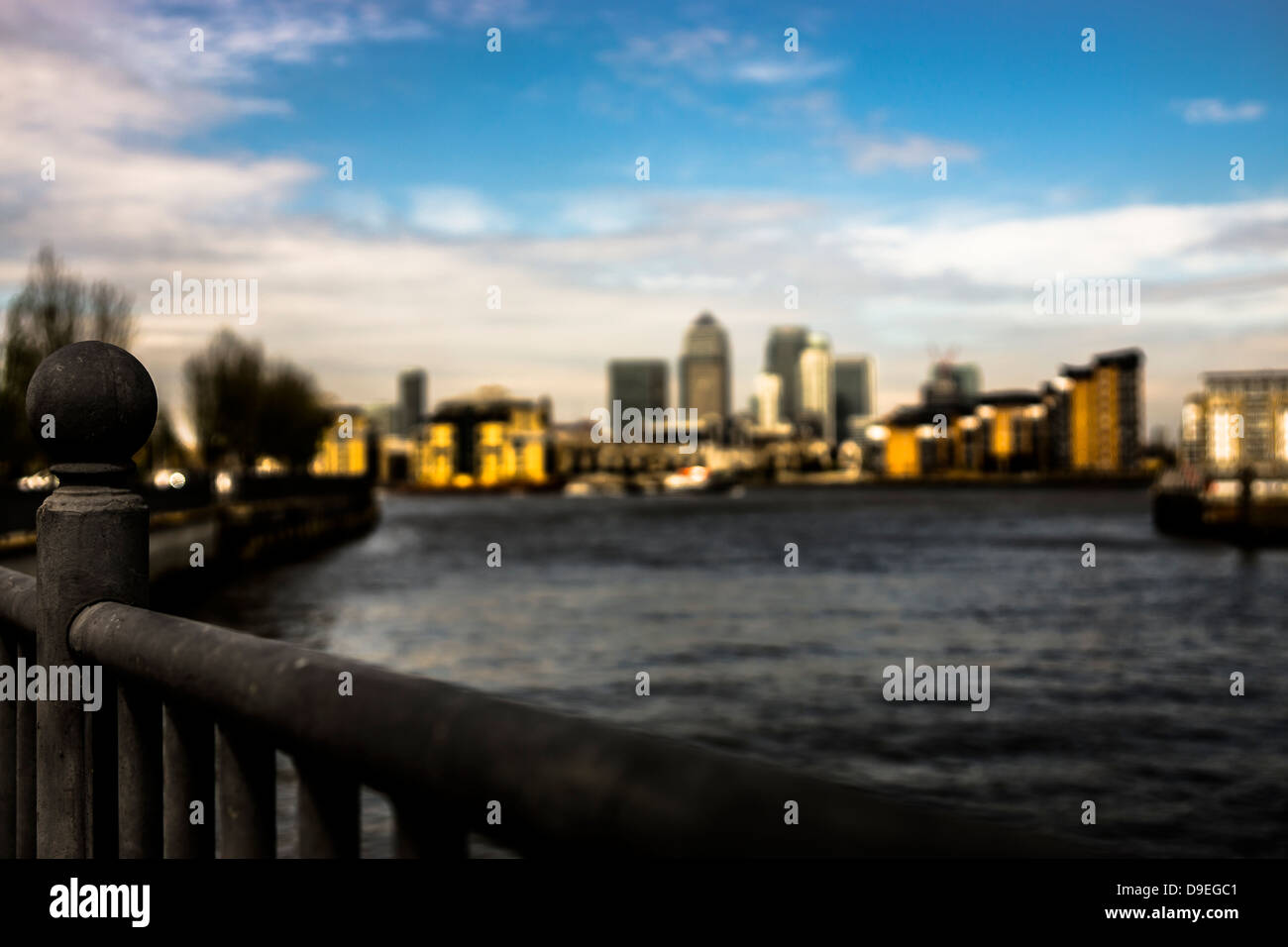 Londra cityscape grattacieli acqua ringhiere tramonto Foto Stock