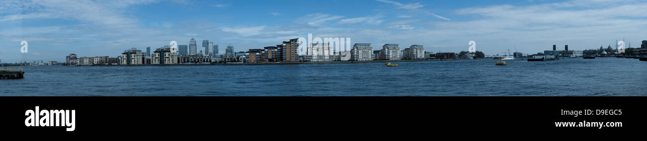 London Thames di Fiume acqua skyline panoramico barche Foto Stock